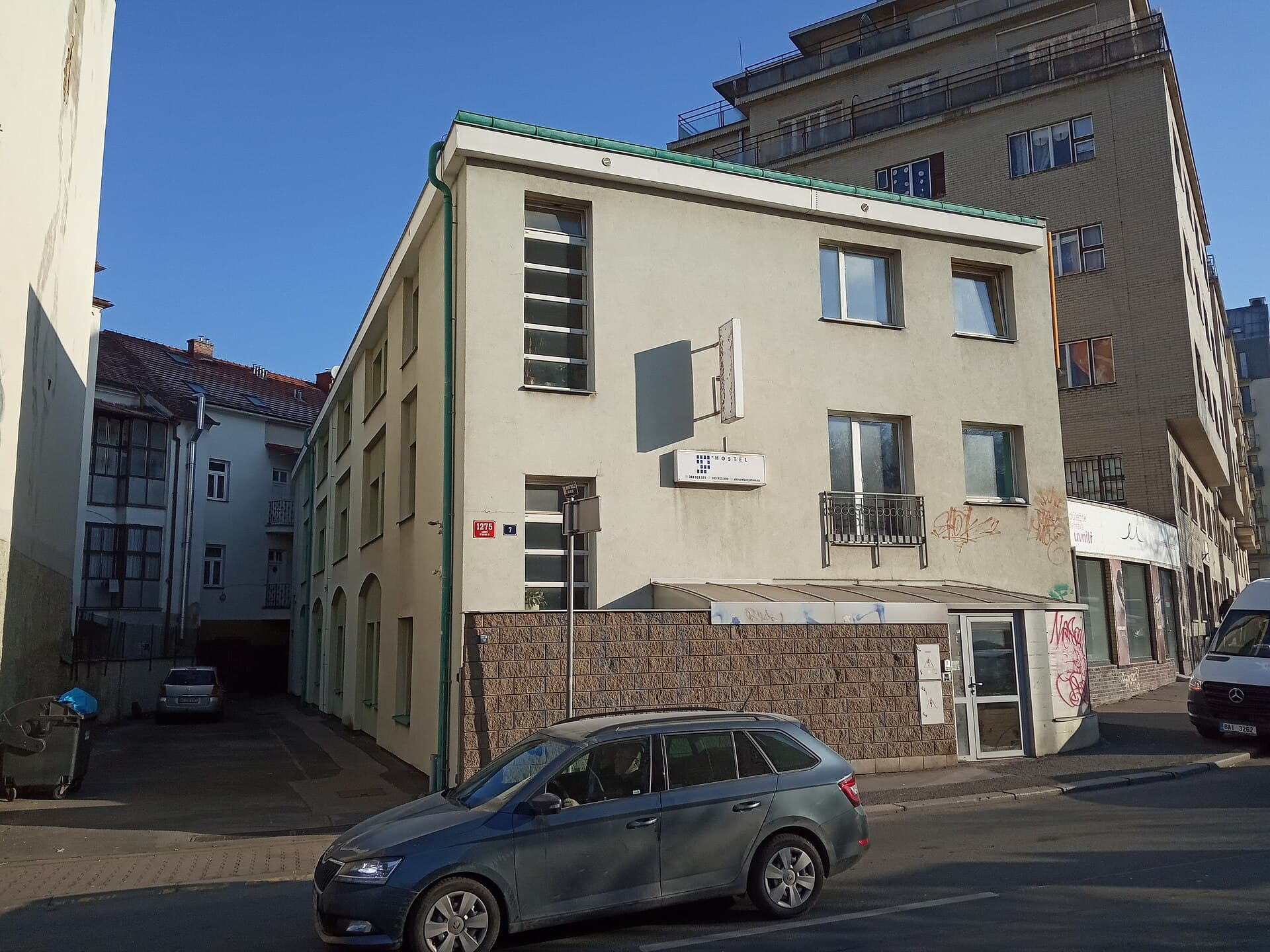 Hostel Altis (via Wikimedia Commons, CC BY-SA 4.0)