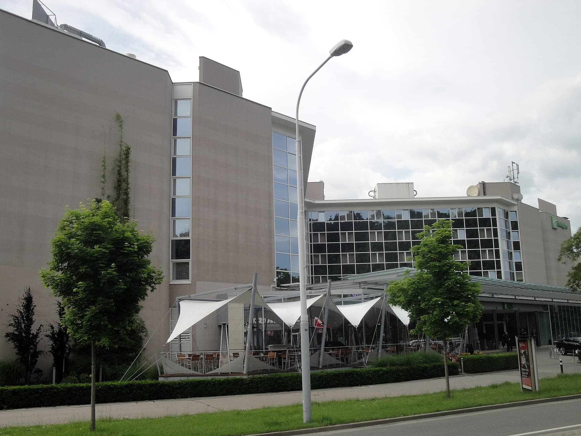 Holiday Inn Brno (via Wikimedia Commons, CC BY-SA 4.0)