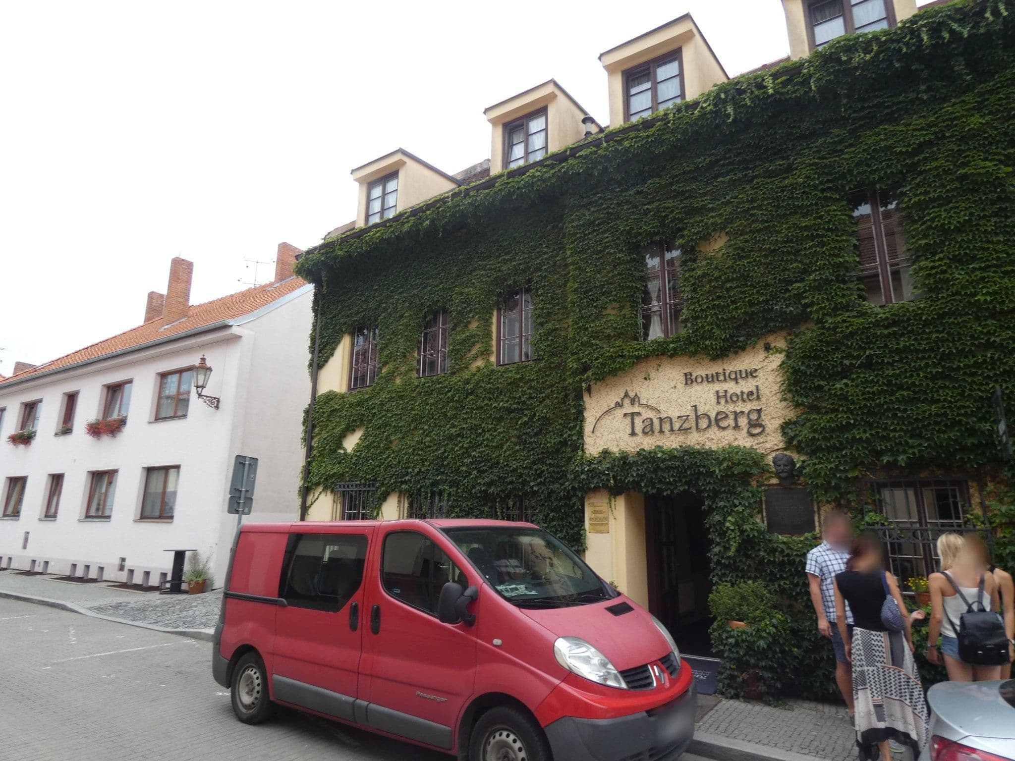 Street view near Tanzberg, Mikulov — © utvonalfelmeresek (CC BY-SA · Mapillary)