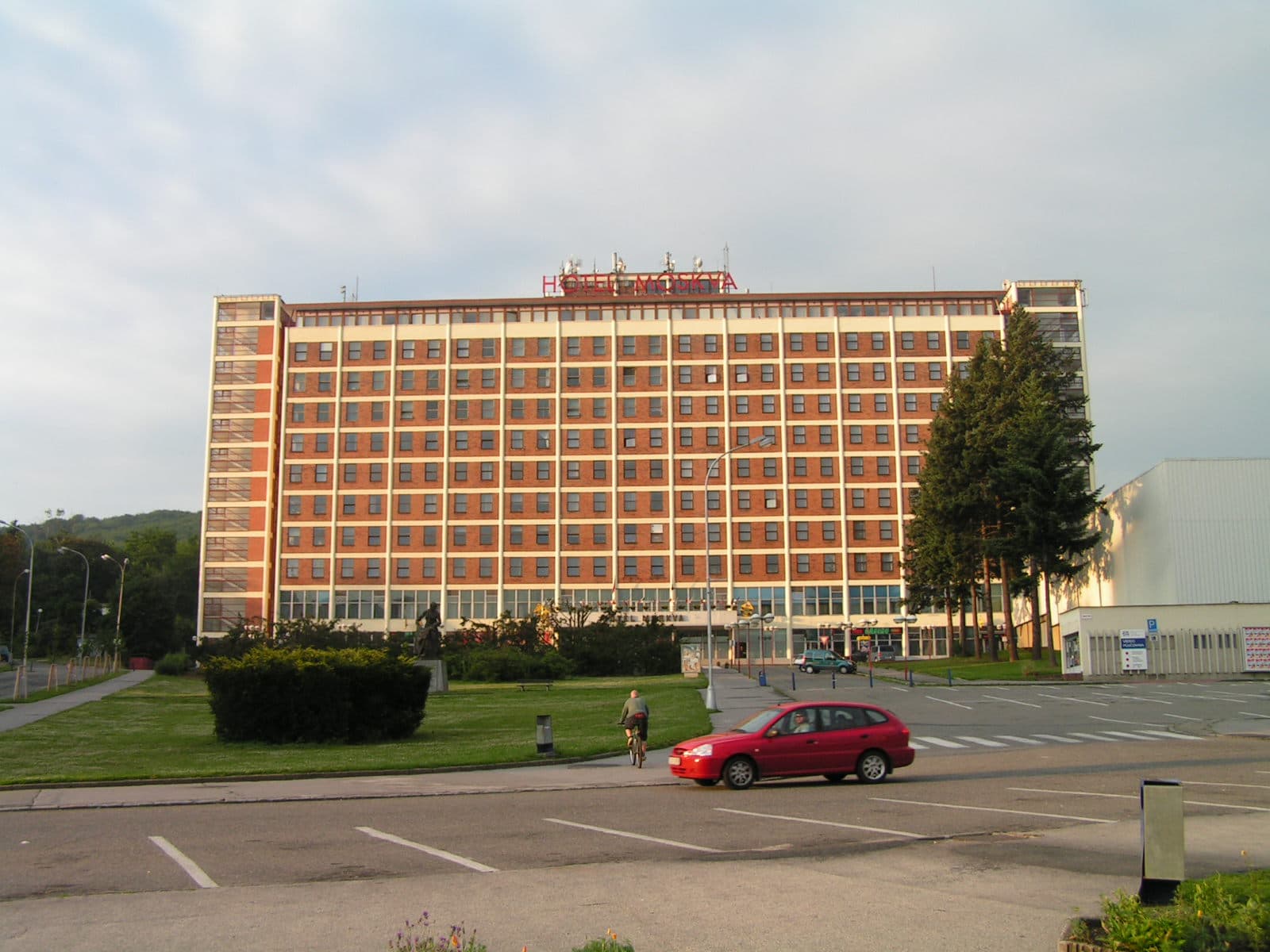 Hotel Zlín (via Wikimedia Commons, Public domain)