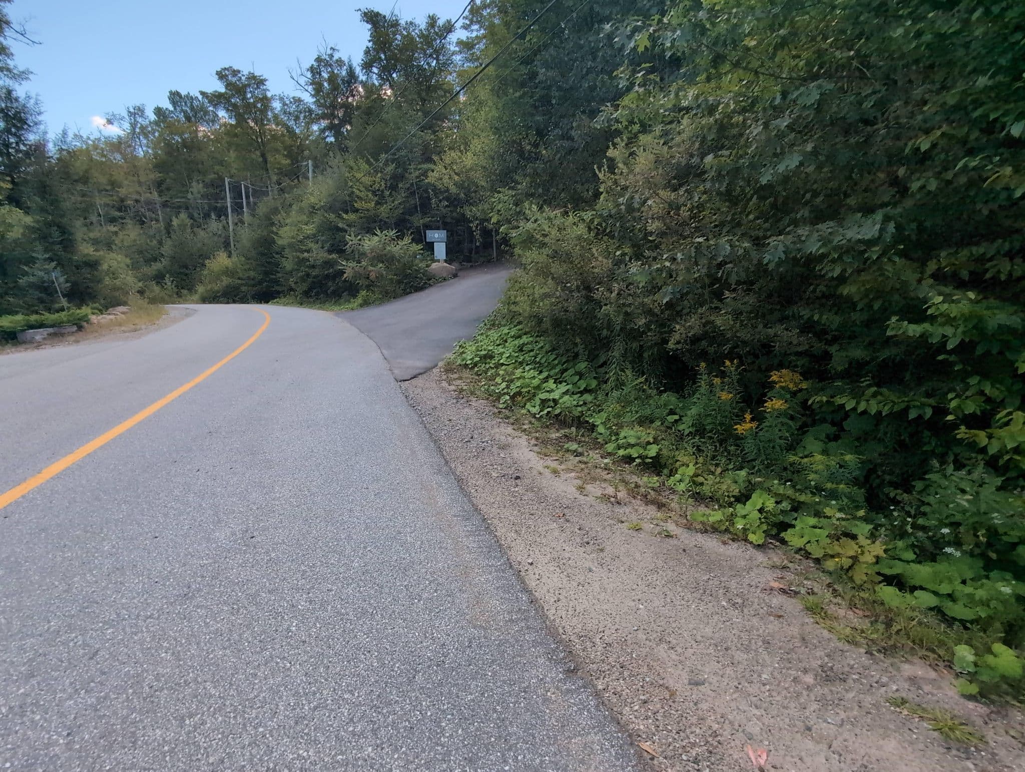 Street view near Le Castor, Val-des-Monts — © TheRadScientist (CC BY-SA · Mapillary)