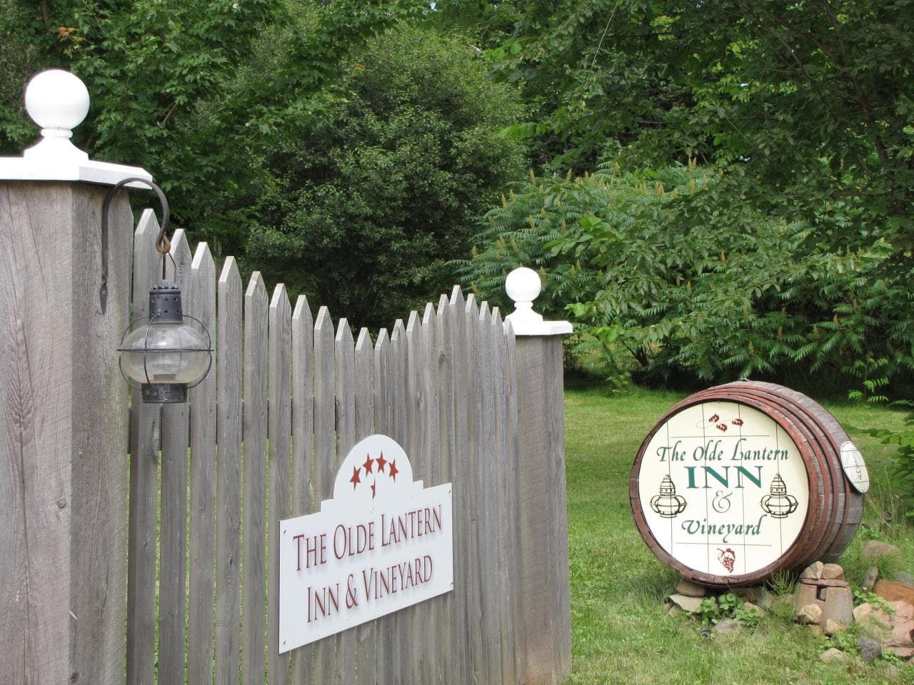 Olde Lantern Inn B&B and Vineyard (via Wikimedia Commons, CC BY 2.0)