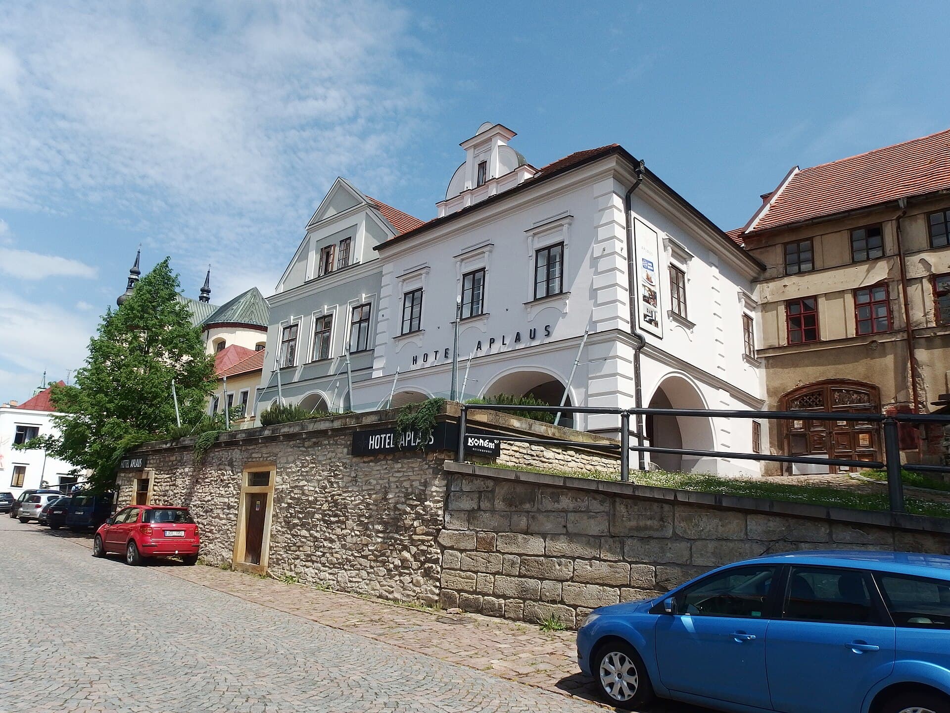 Hotel Aplaus **** (via Wikimedia Commons, CC BY-SA 4.0)