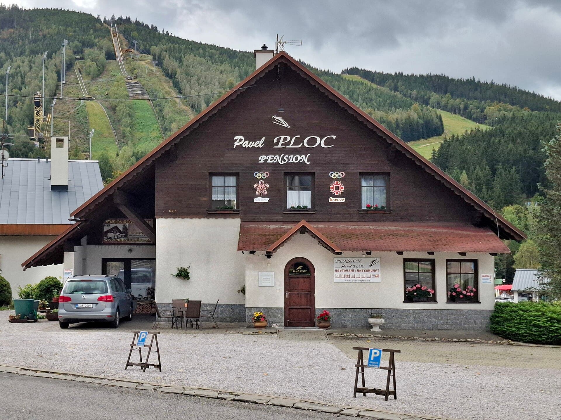 Penzion Ploc (via Wikimedia Commons, CC BY-SA 4.0)