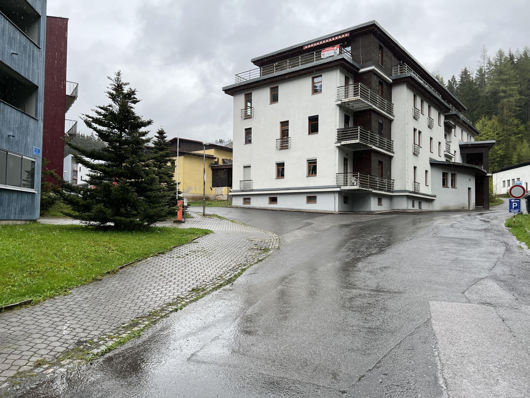 Street view near Apartmány Areál Ados, Harrachov — © stefanhrt (CC BY-SA · Mapillary)