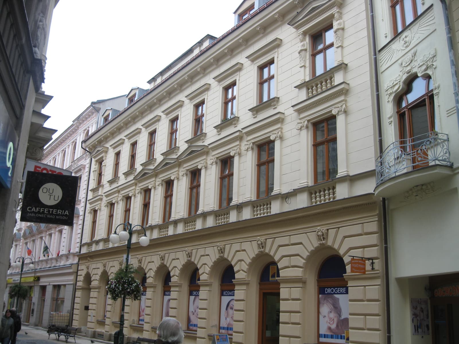 Hotel Praha (via Wikimedia Commons, CC BY-SA 3.0)
