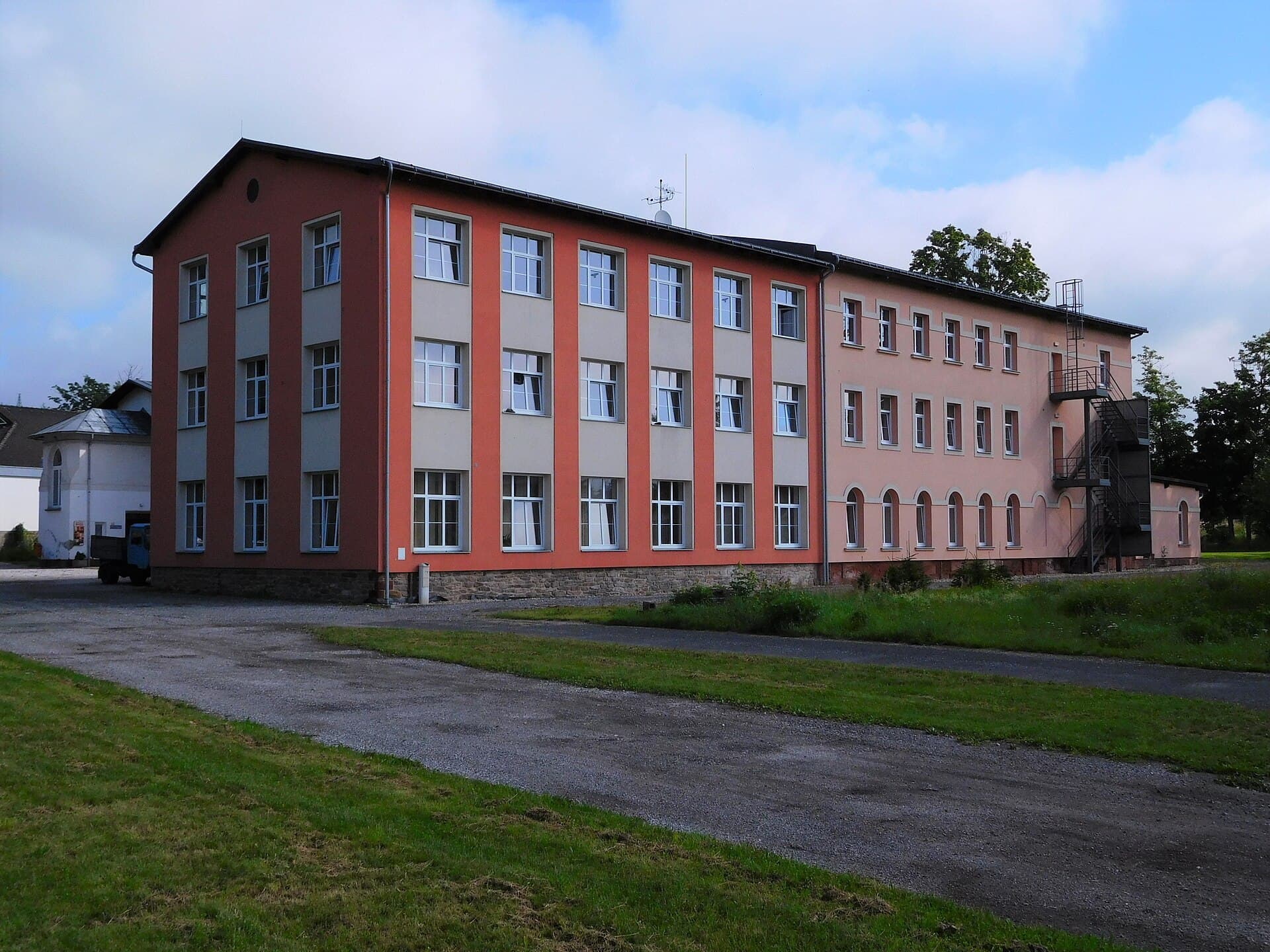 Hostel Rico (via Wikimedia Commons, CC BY-SA 3.0)