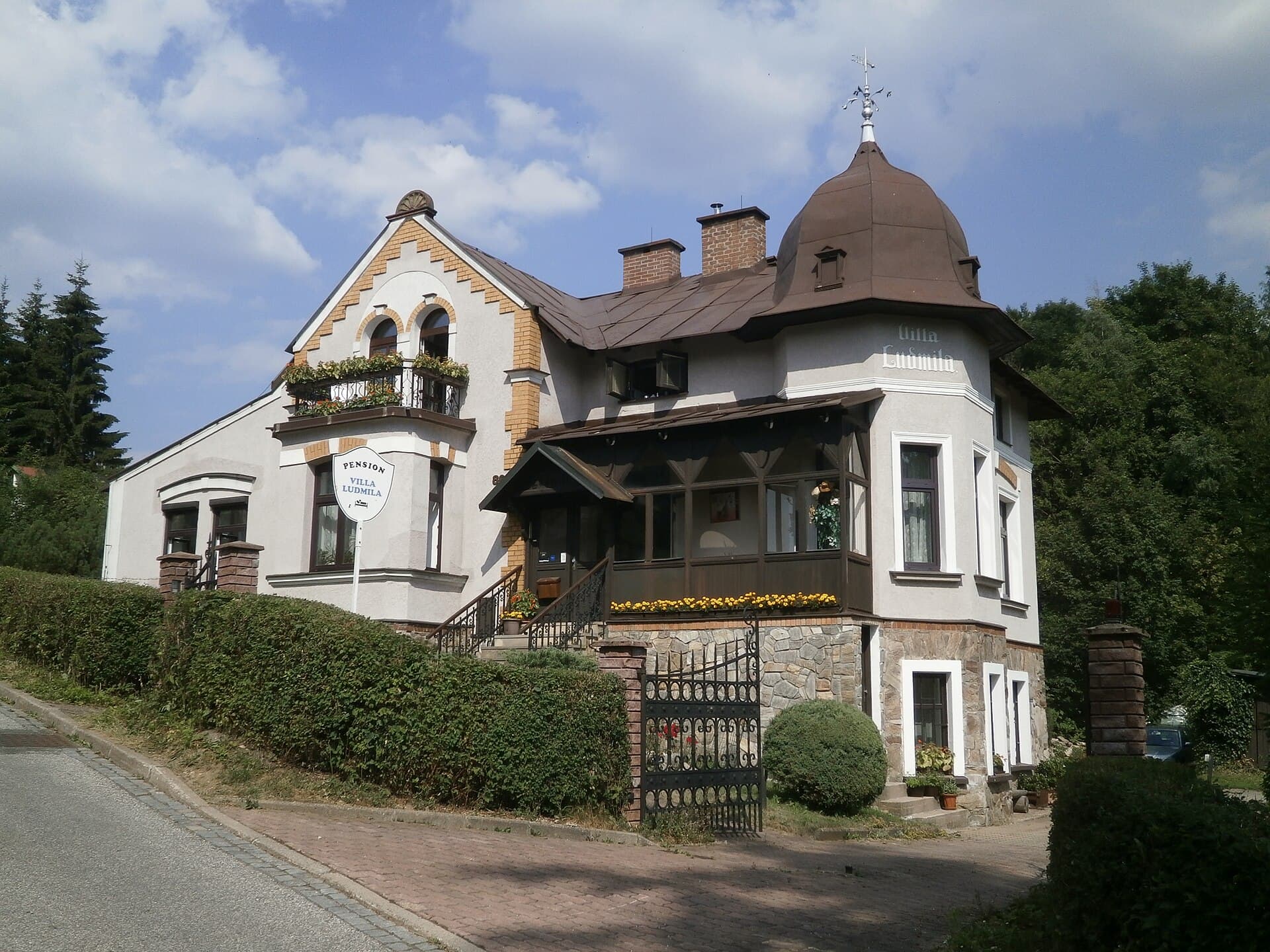 Villa Ludmila (via Wikimedia Commons, CC BY-SA 3.0)