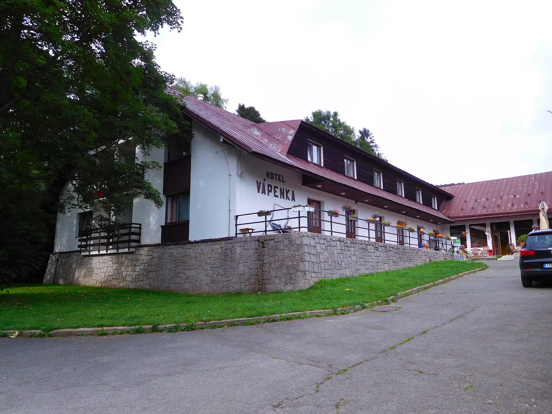 Hotel Vápenka (via Wikimedia Commons, CC BY-SA 4.0)