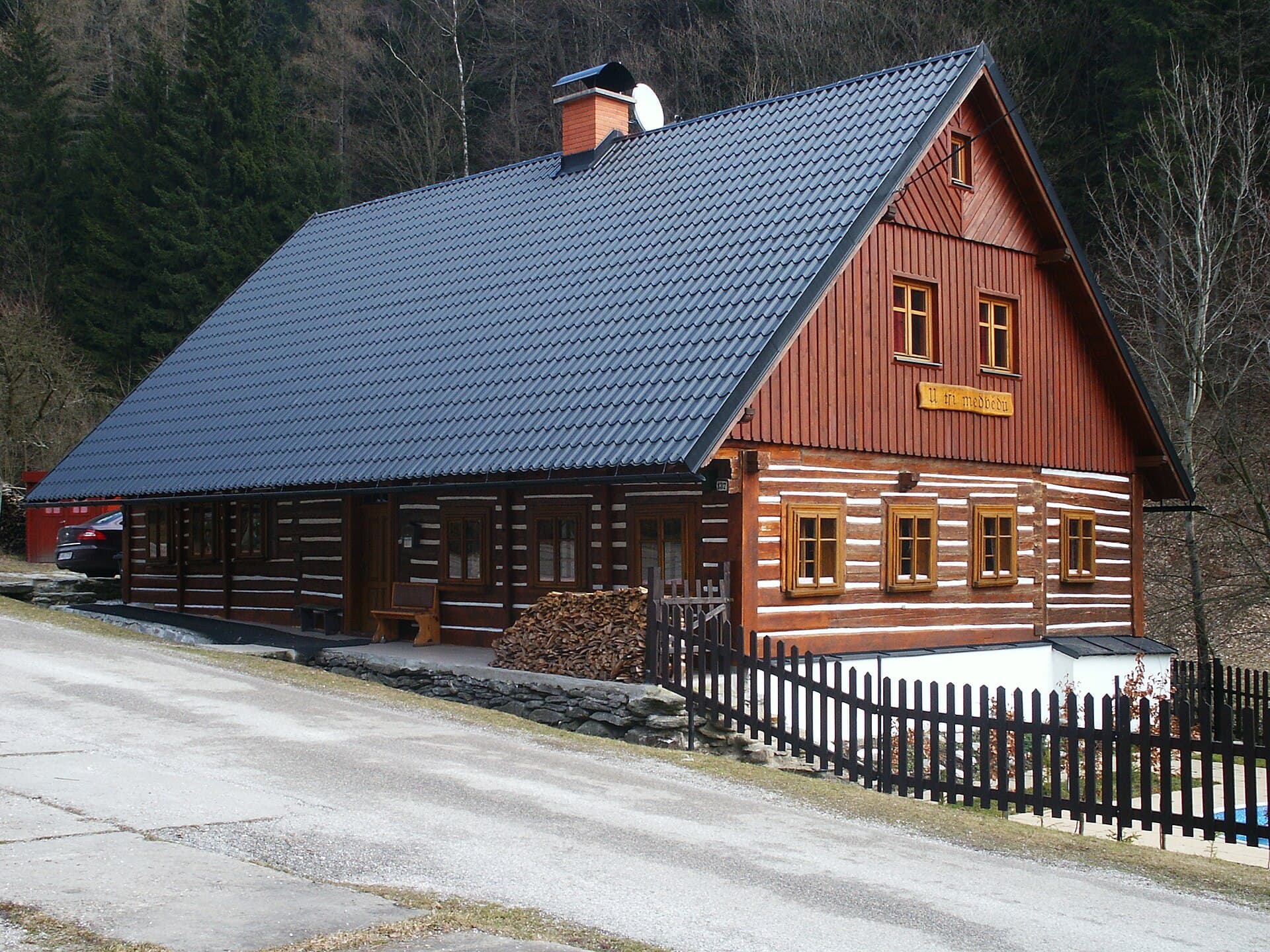 U Tří Medvědů (via Wikimedia Commons, CC BY-SA 3.0)