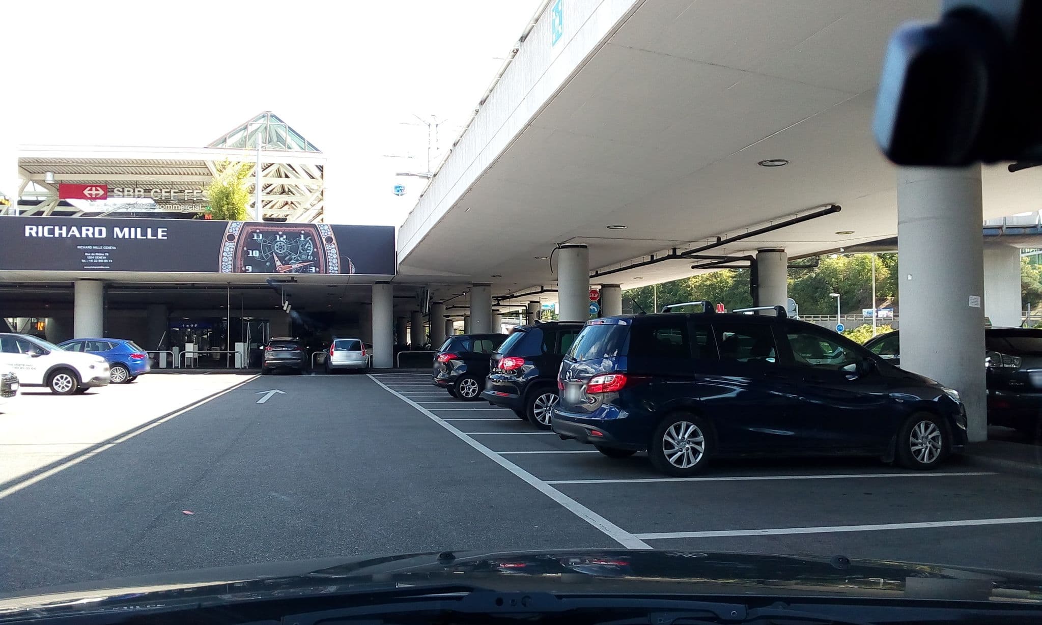Street view near Holliday Inn Express Airport Geneva, Le Grand-Saconnex — © eric_s (CC BY-SA · Mapillary)