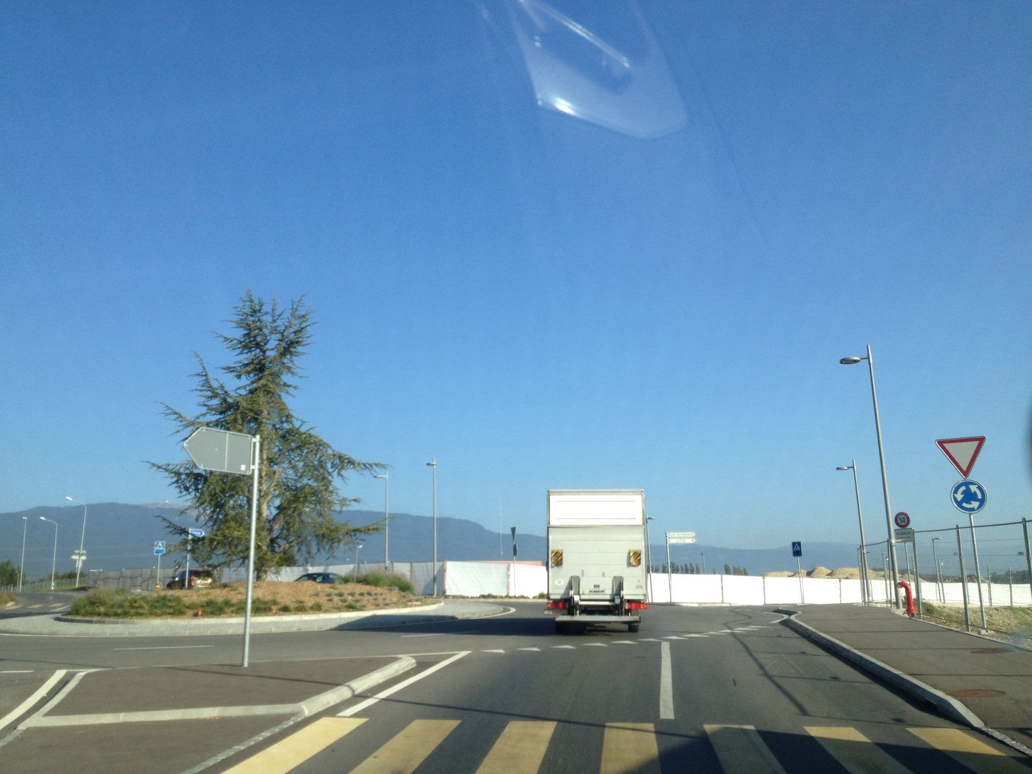 Street view near Chavannes-De-Bogis Hotel Nyon, Founex — © yubin (CC BY-SA · Mapillary)