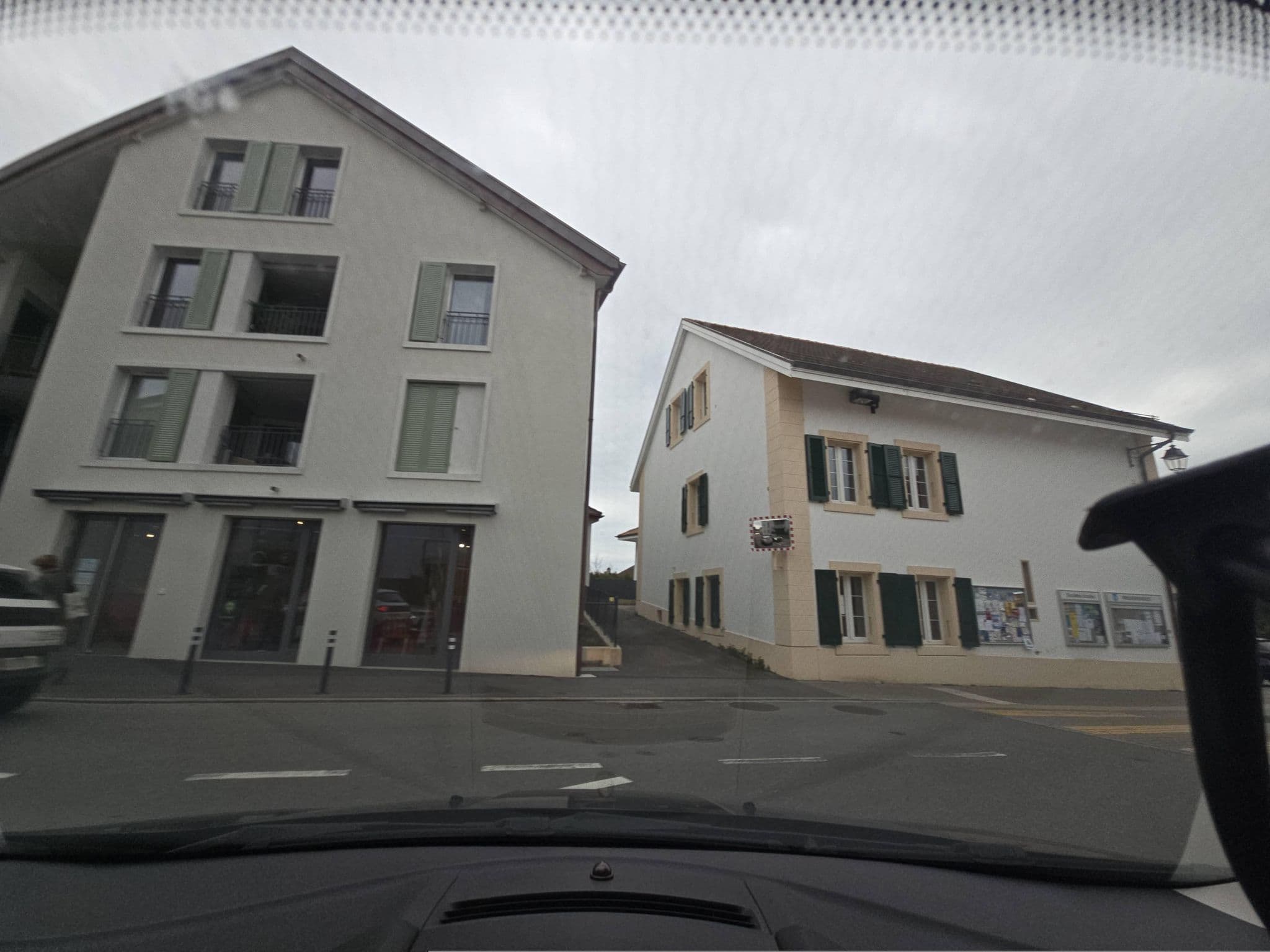 Street view near Hôtel-Restaurant du Chasseur, Préverenges — © Maximilien (CC BY-SA · Mapillary)
