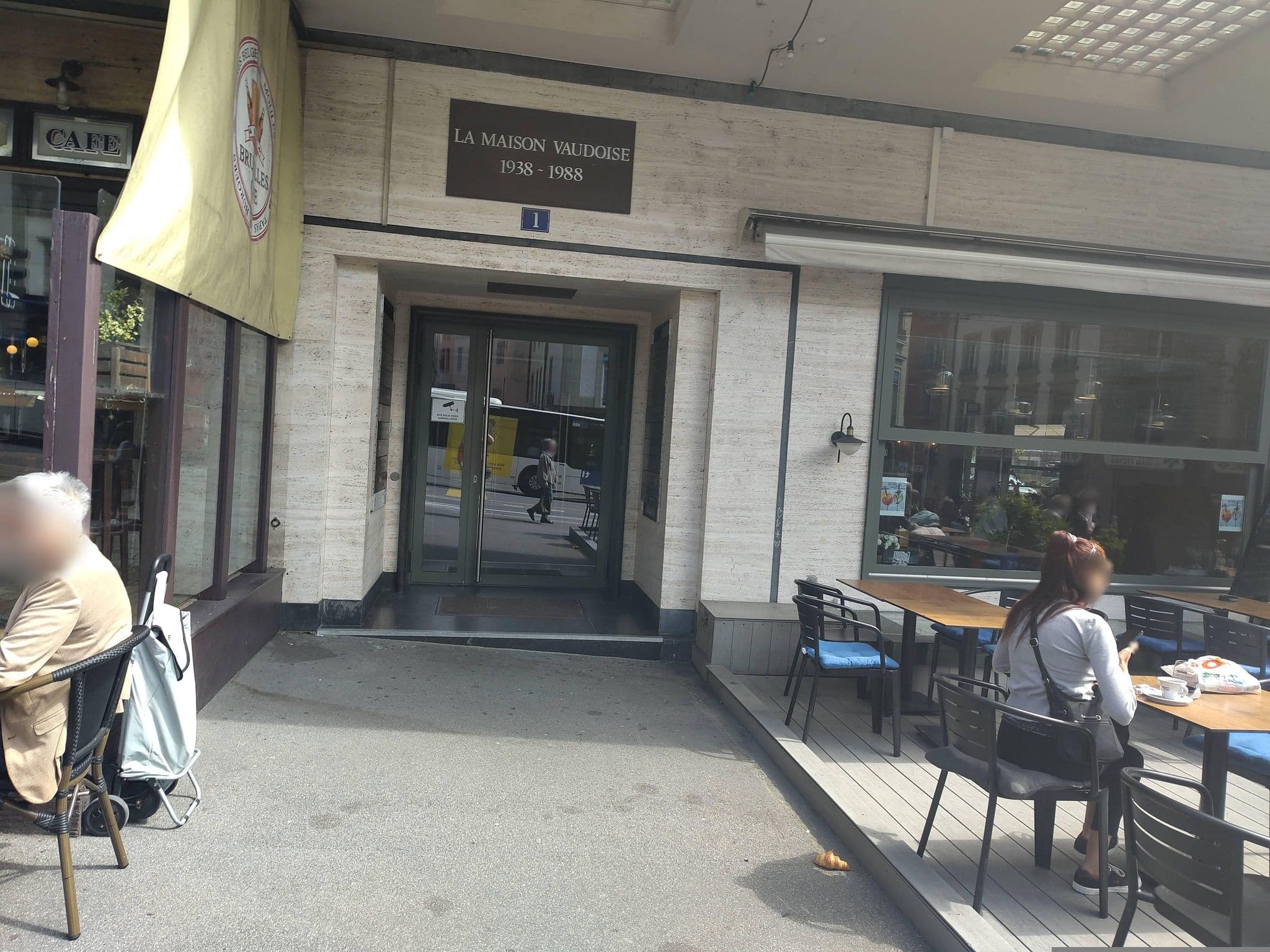 Street view near Hôtel des Voyageurs, Lausanne — © chibiYuzu (CC BY-SA · Mapillary)