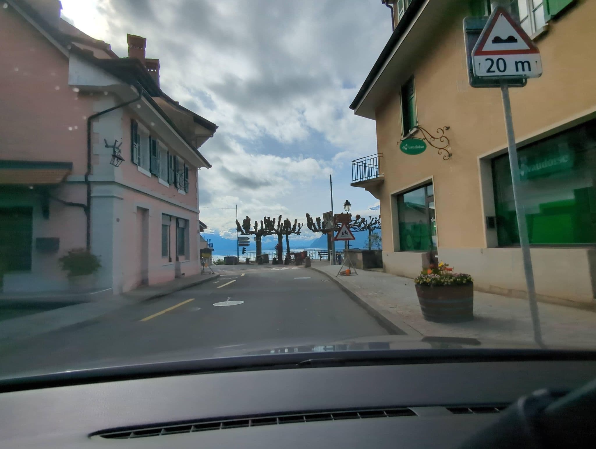 Street view near Aux Trois Soleils - Chambres d'hôtes, Chexbres — © Jeankowkow (CC BY-SA · Mapillary)