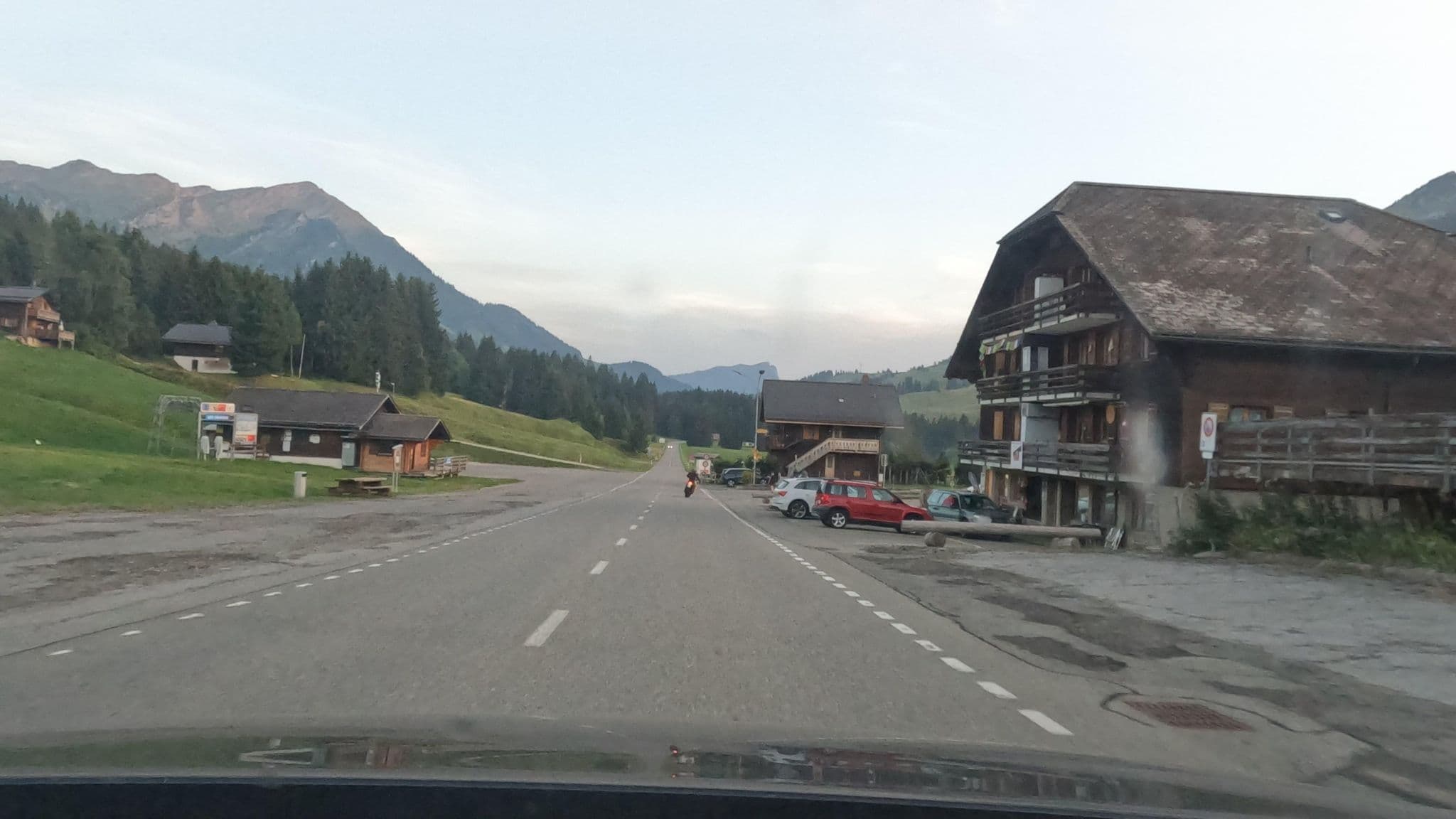 Street view near De La Lecherette Hotel Chateau-d'Å’x (Switzerland), Château-d'Oex — © vinisa (CC BY-SA · Mapillary)