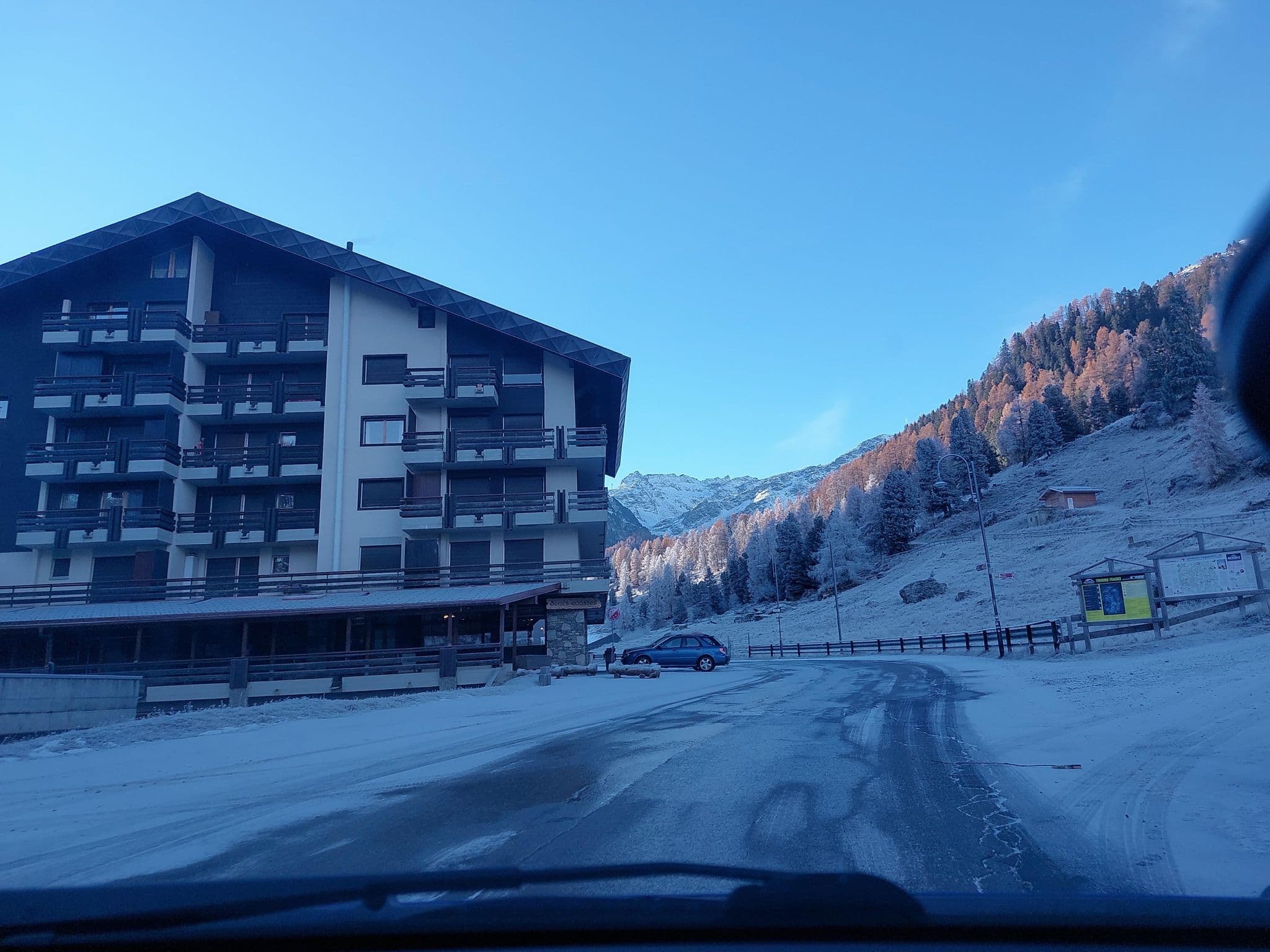 Street view near Les Dents-Rousses, Basse-Nendaz — © Balbenar (CC BY-SA · Mapillary)