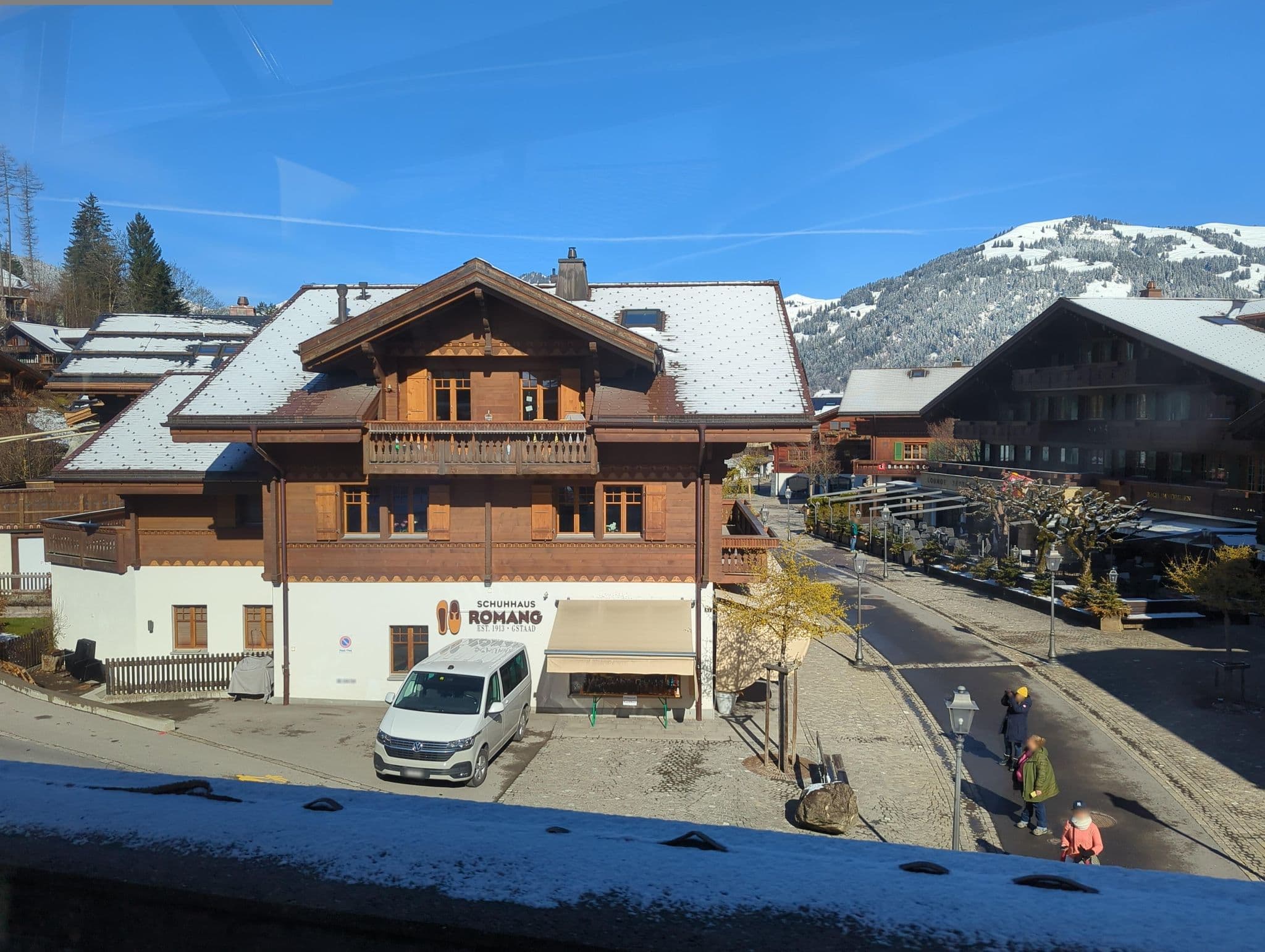 Street view near Gstaad Saanenland Tourismus, Gstaad — © oeschinen (CC BY-SA · Mapillary)