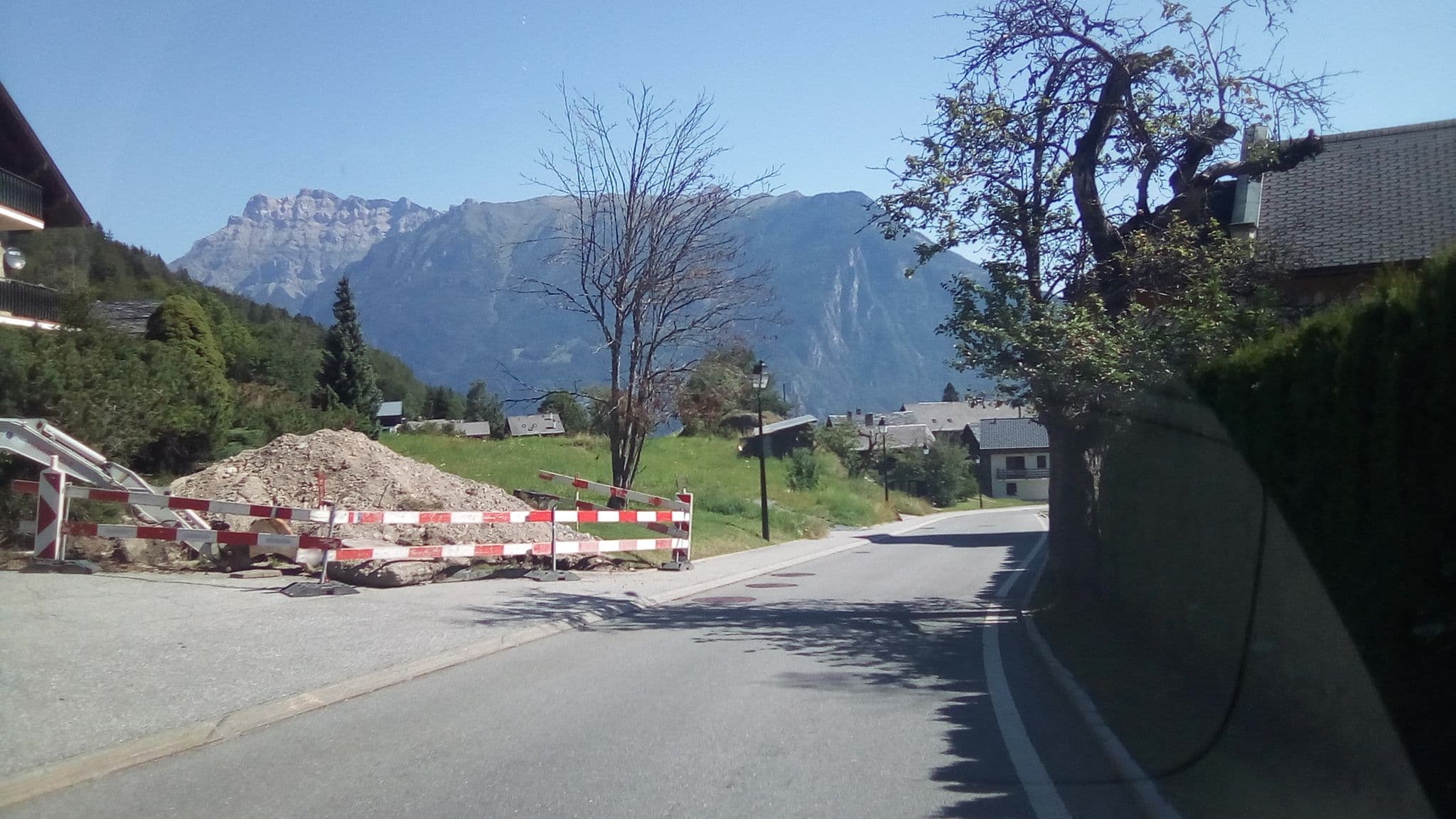Street view near Les Marecottes Hotels, Salvan — © randalf (CC BY-SA · Mapillary)