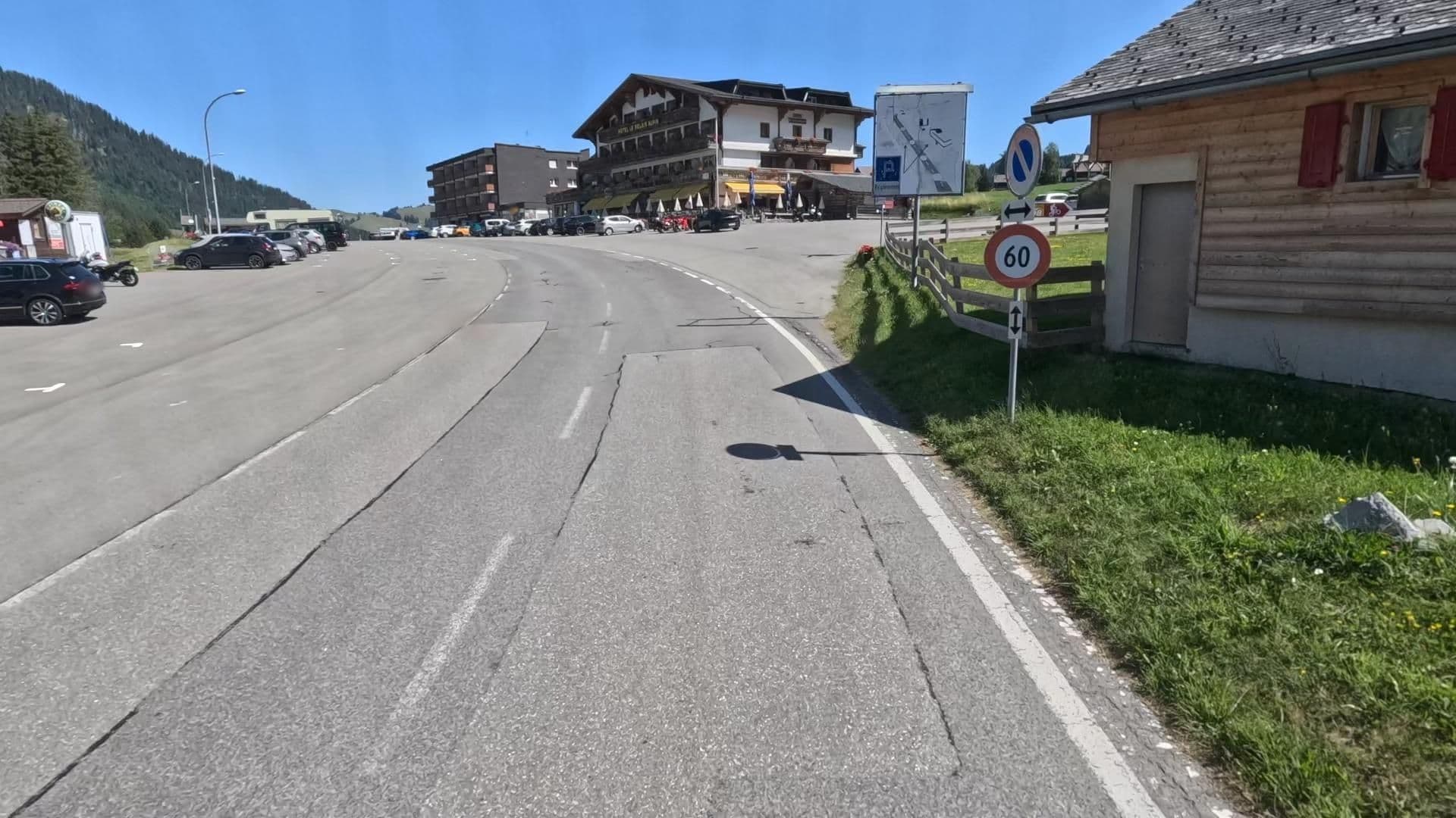 Street view near Les Résidences, Château-d'Oex — © bct (CC BY-SA · Mapillary)