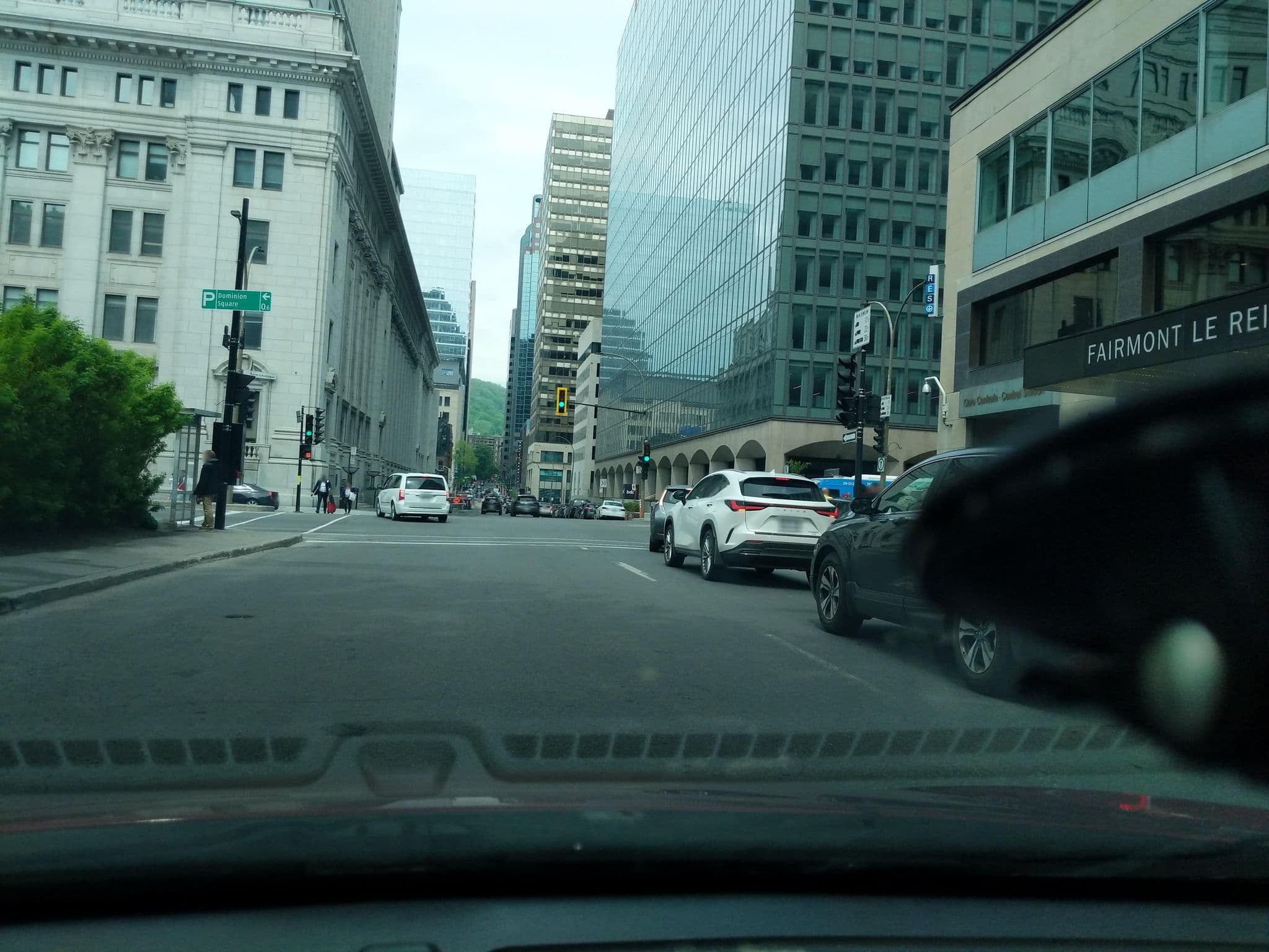 Street view near Fairmont Le Reine Elizabeth, Ville-Marie — © geodz (CC BY-SA · Mapillary)