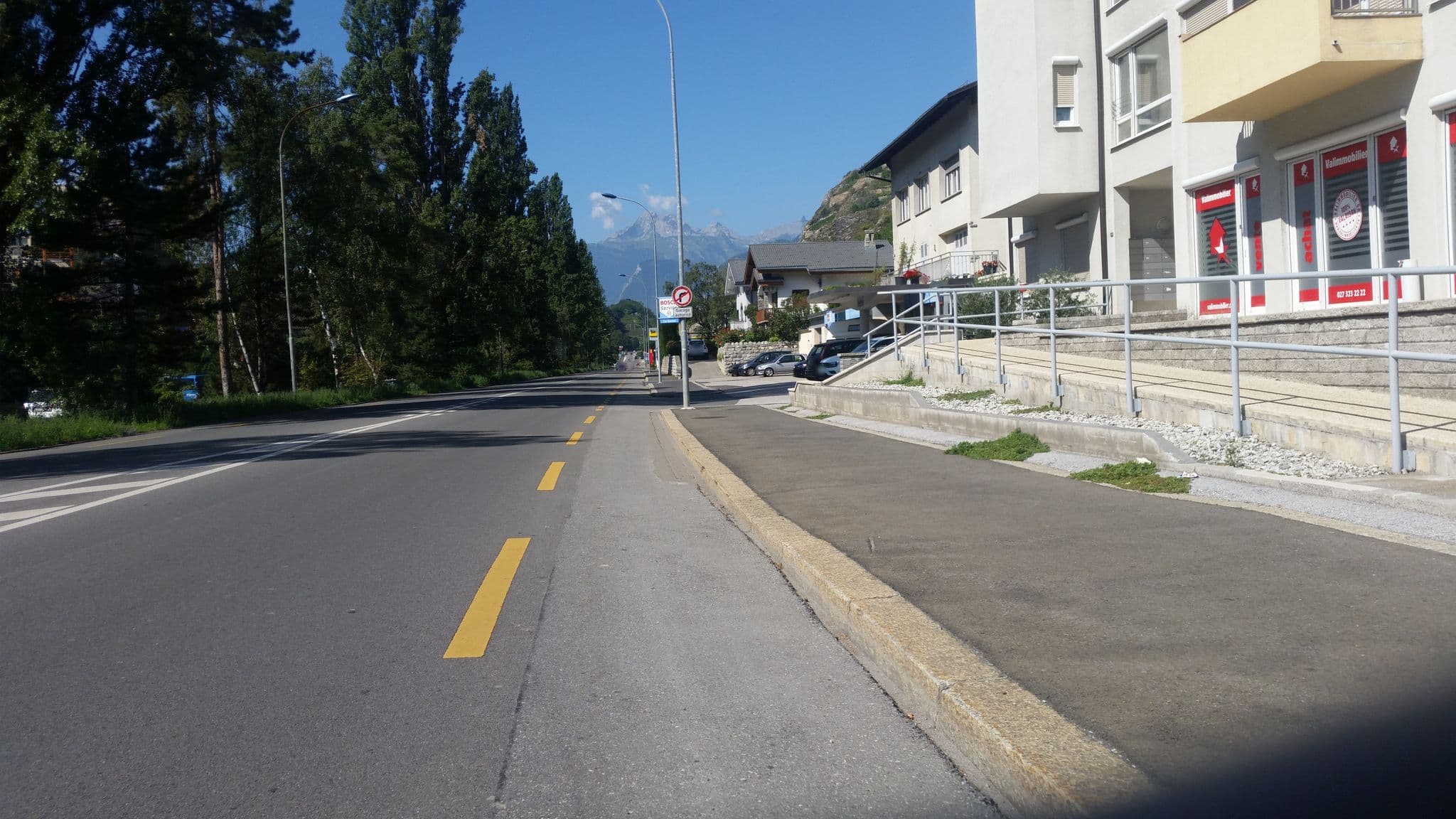 Street view near Hôtel-Pizzeria la Pergola, Sitten — © keigan (CC BY-SA · Mapillary)