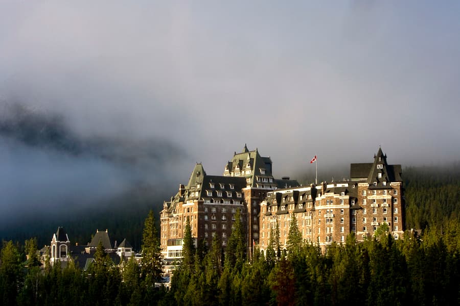 Fairmont Banff Springs (via Wikimedia Commons, CC BY-SA 3.0)