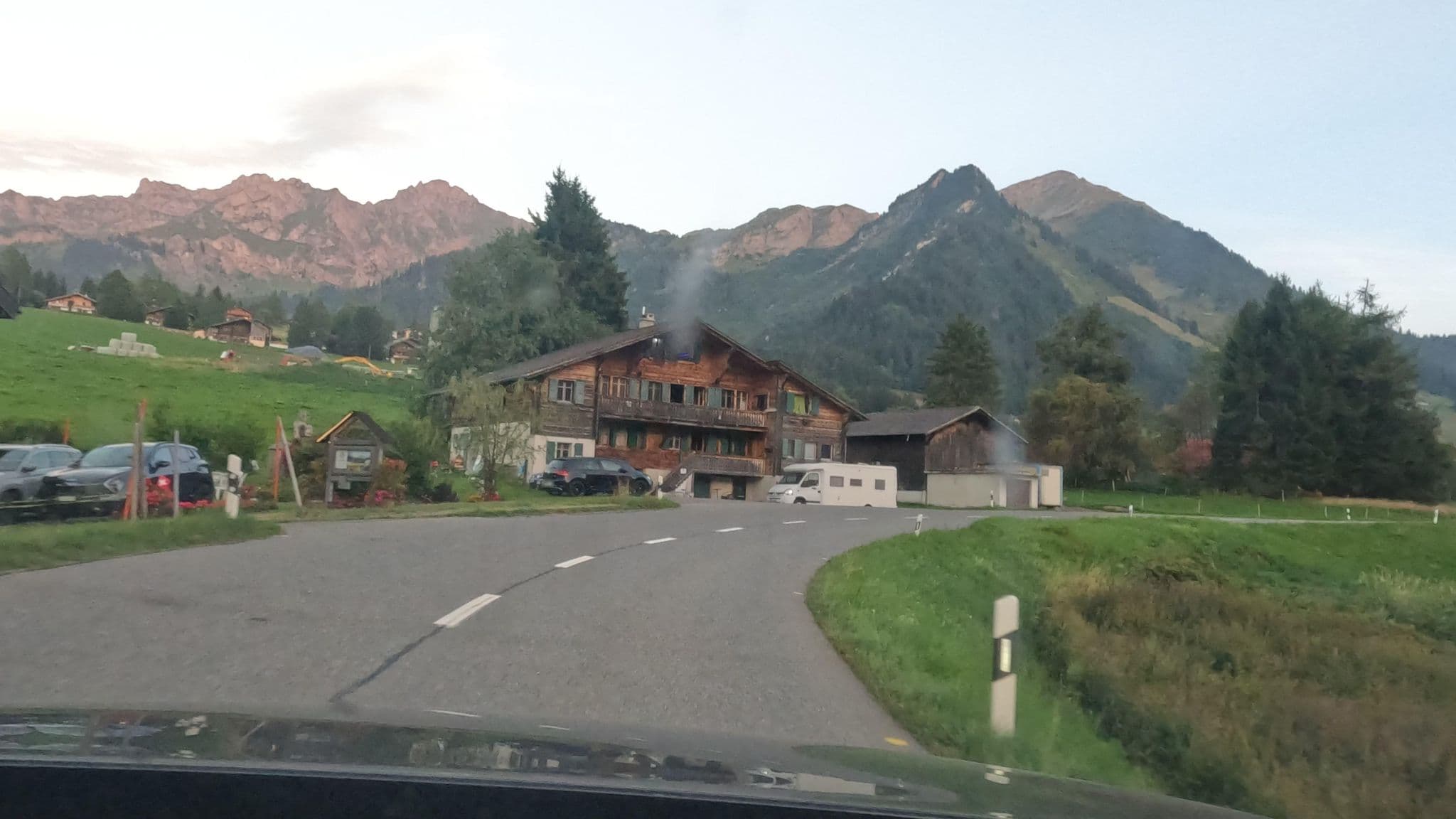 Street view near Fleur Des Alpes, Château-d'Oex — © vinisa (CC BY-SA · Mapillary)