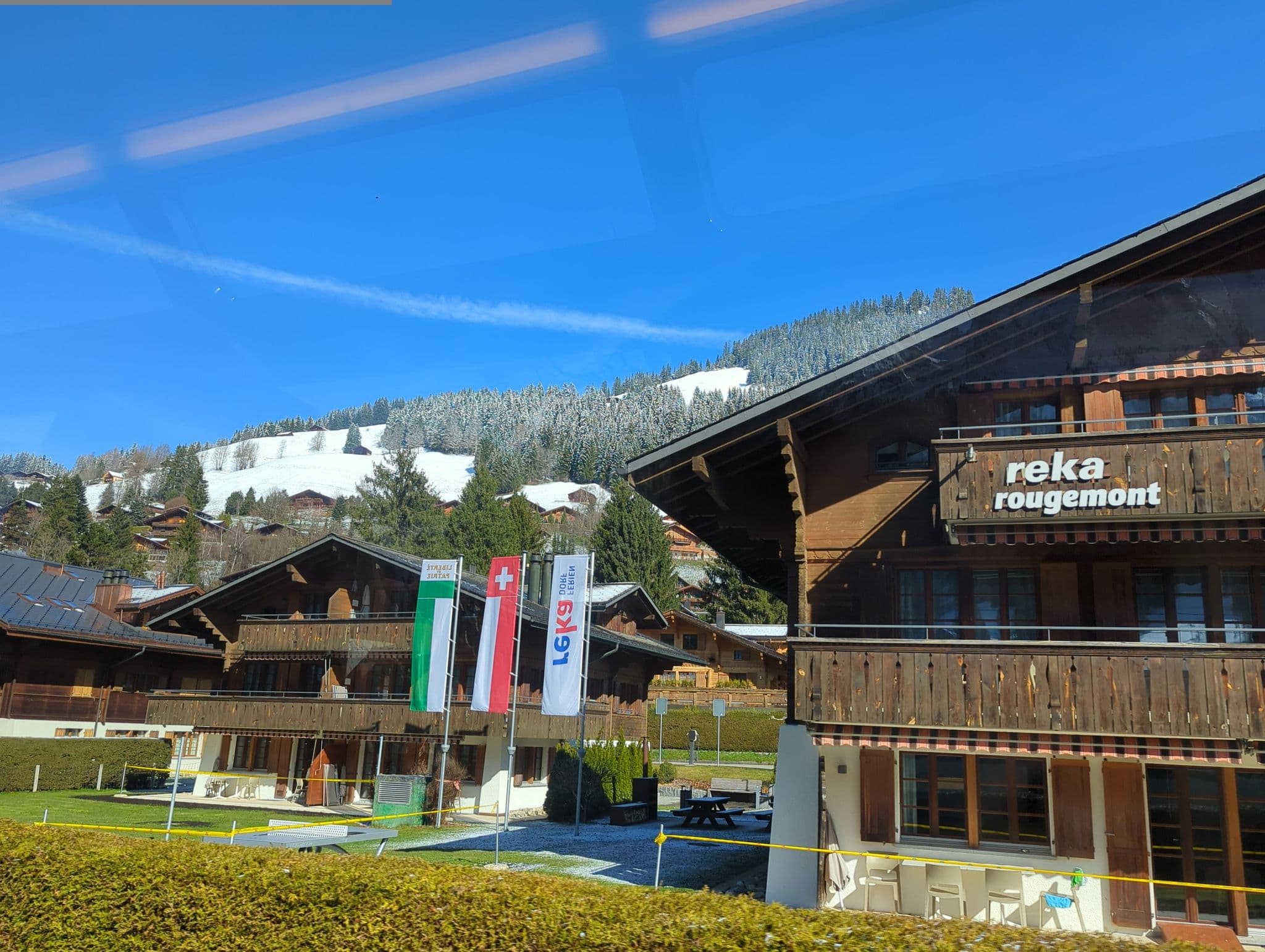 Street view near Reka-Ferienanlage Rougemont, Saanen — © oeschinen (CC BY-SA · Mapillary)