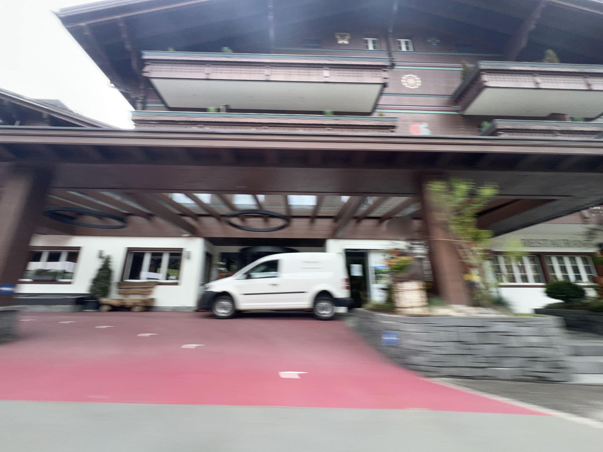 Street view near Ermitage-Stube, Saanen — © yellowracer (CC BY-SA · Mapillary)