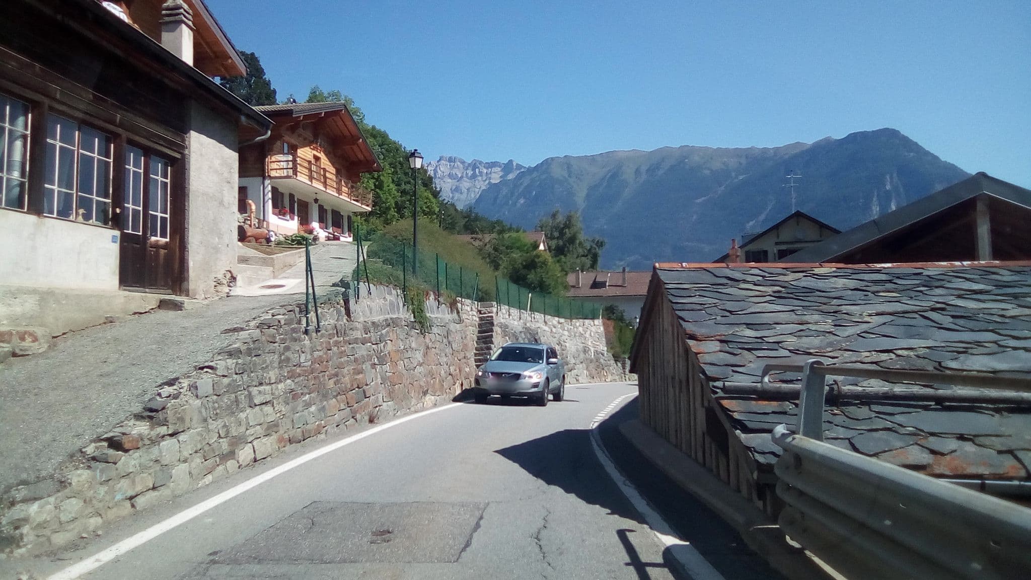 Street view near Stopsleep&Go, Salvan — © randalf (CC BY-SA · Mapillary)