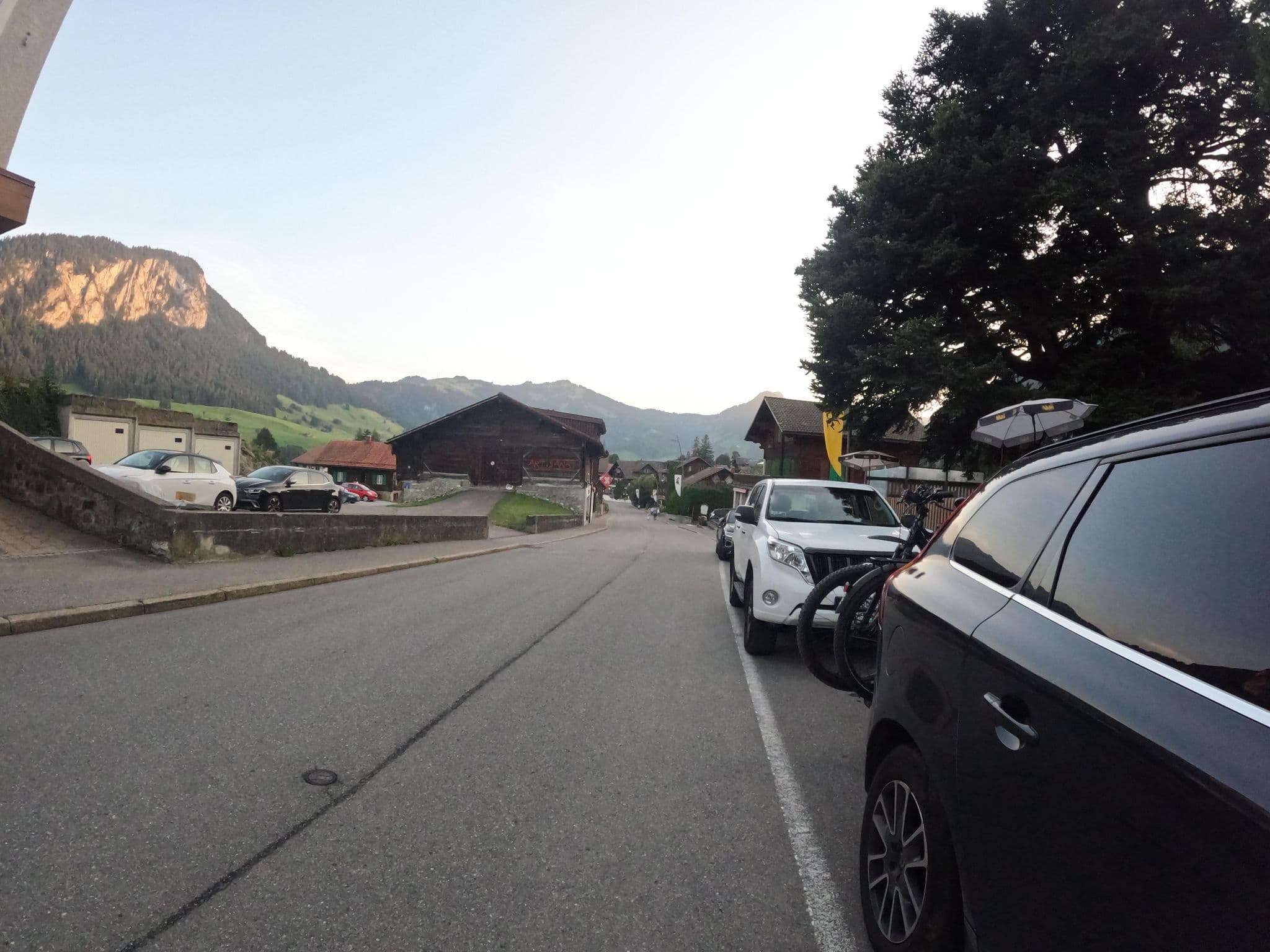 Street view near Le Castel 1, Château-d'Oex — © vinisa (CC BY-SA · Mapillary)
