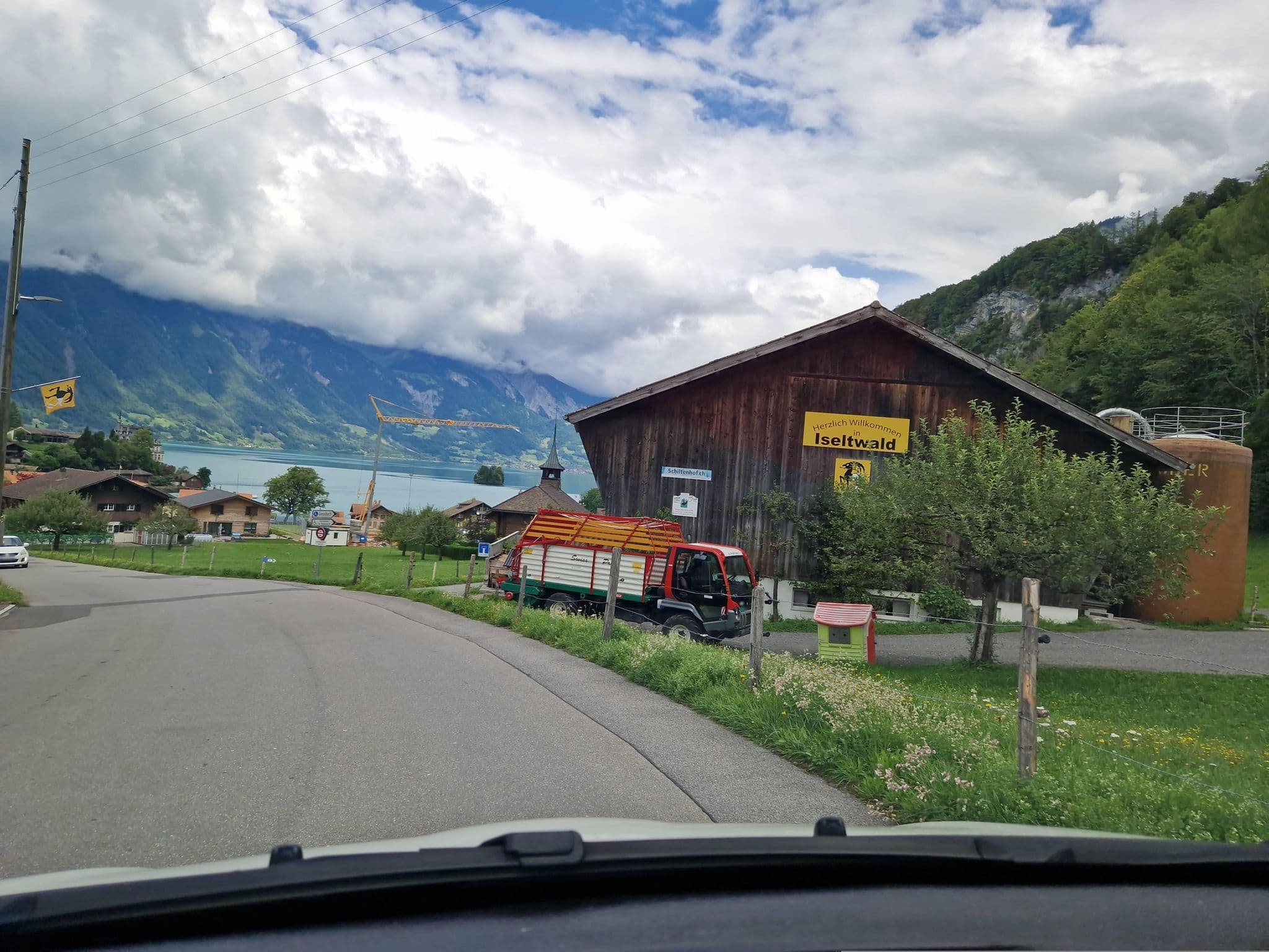 Street view near Schiltenhof Schlafen im Stroh, Ringgenberg — © chrisbeddow (CC BY-SA · Mapillary)