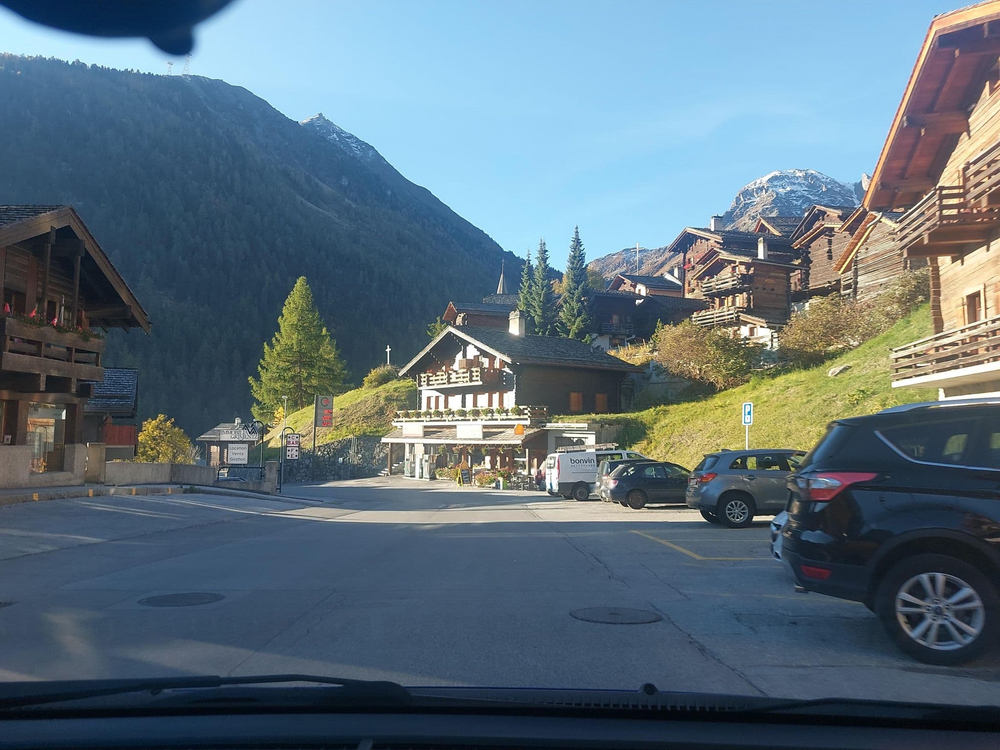 Street view near Hotel-Restaurant de Moiry, Evolène — © Balbenar (CC BY-SA · Mapillary)