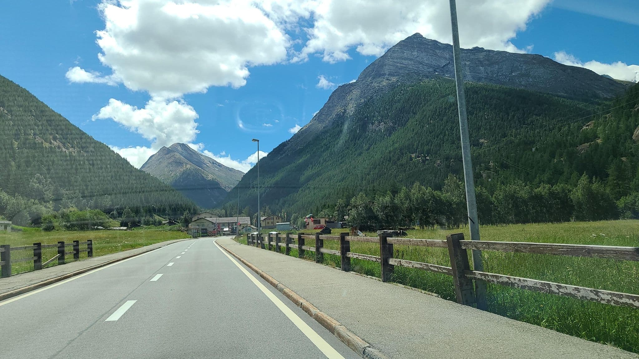 Street view near Haus Vivian, Saas-Grund — © chrisbeddow (CC BY-SA · Mapillary)