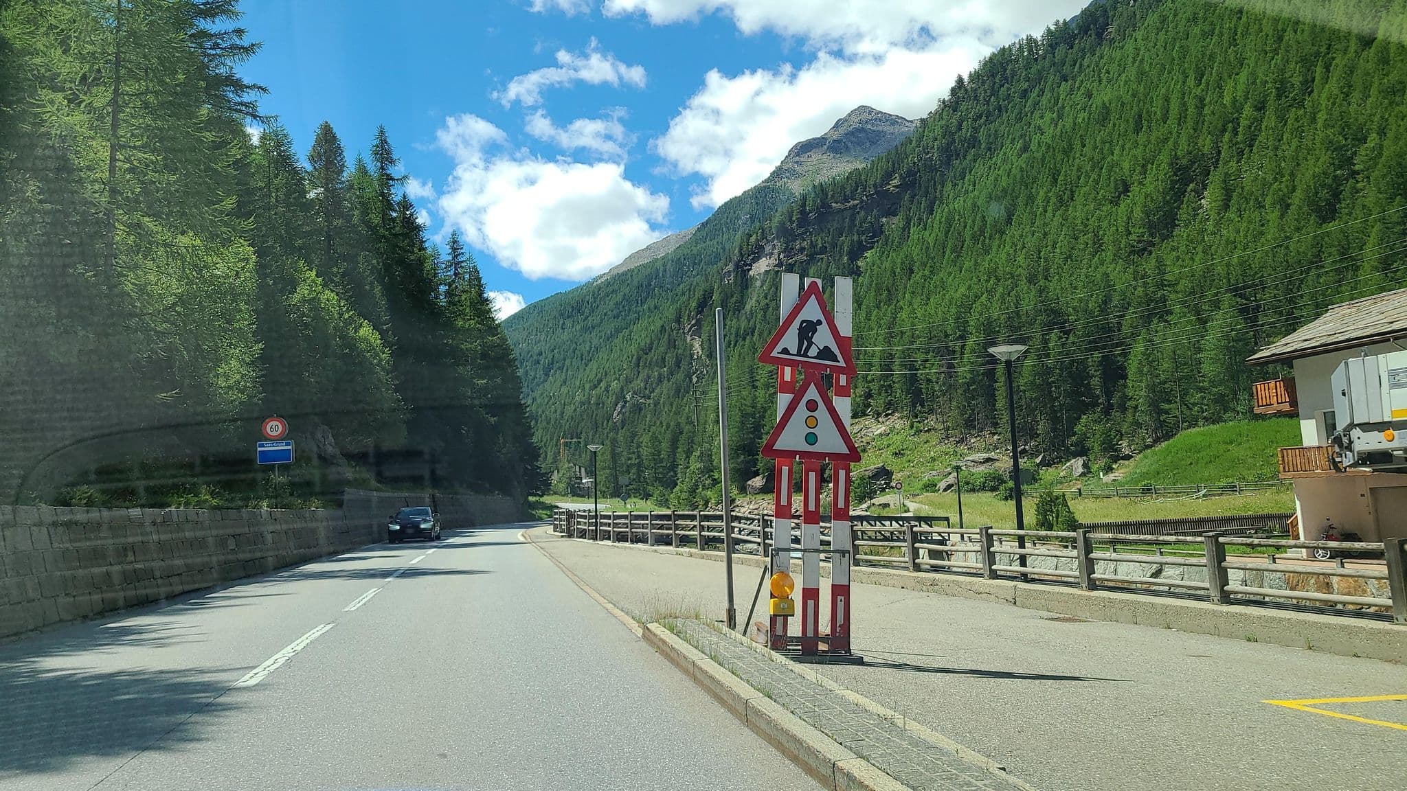 Street view near Lärchenheim (-Burgener), Saas-Grund — © chrisbeddow (CC BY-SA · Mapillary)