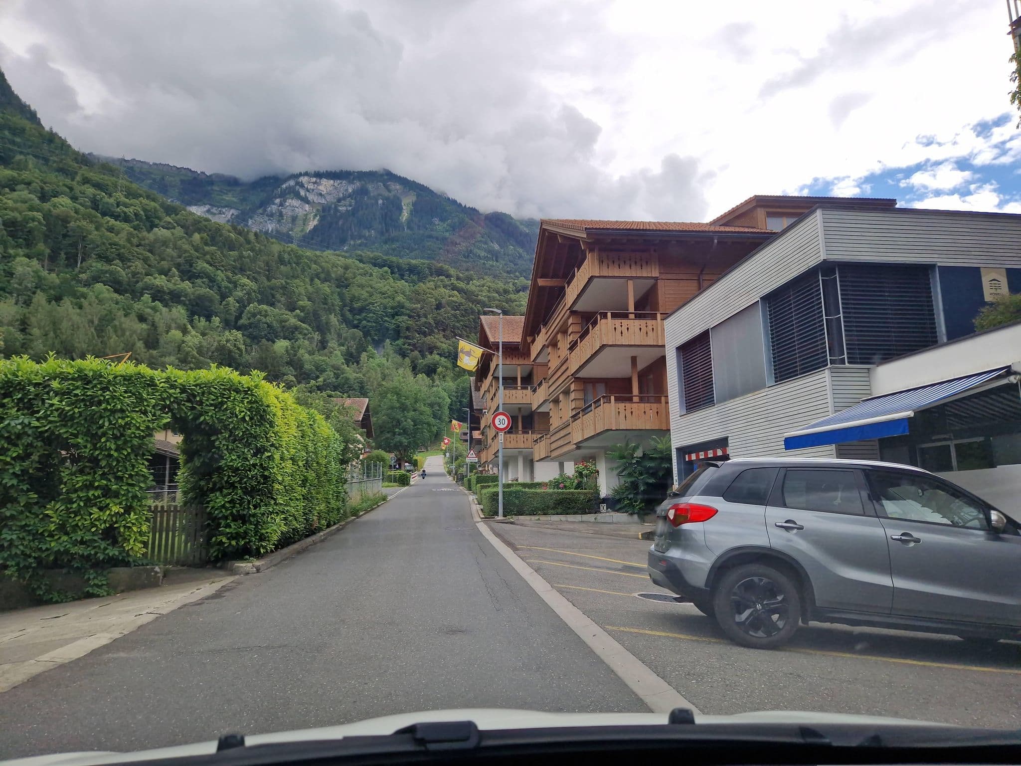 Street view near Hotel Bellevue Iseltwald, Ringgenberg — © chrisbeddow (CC BY-SA · Mapillary)
