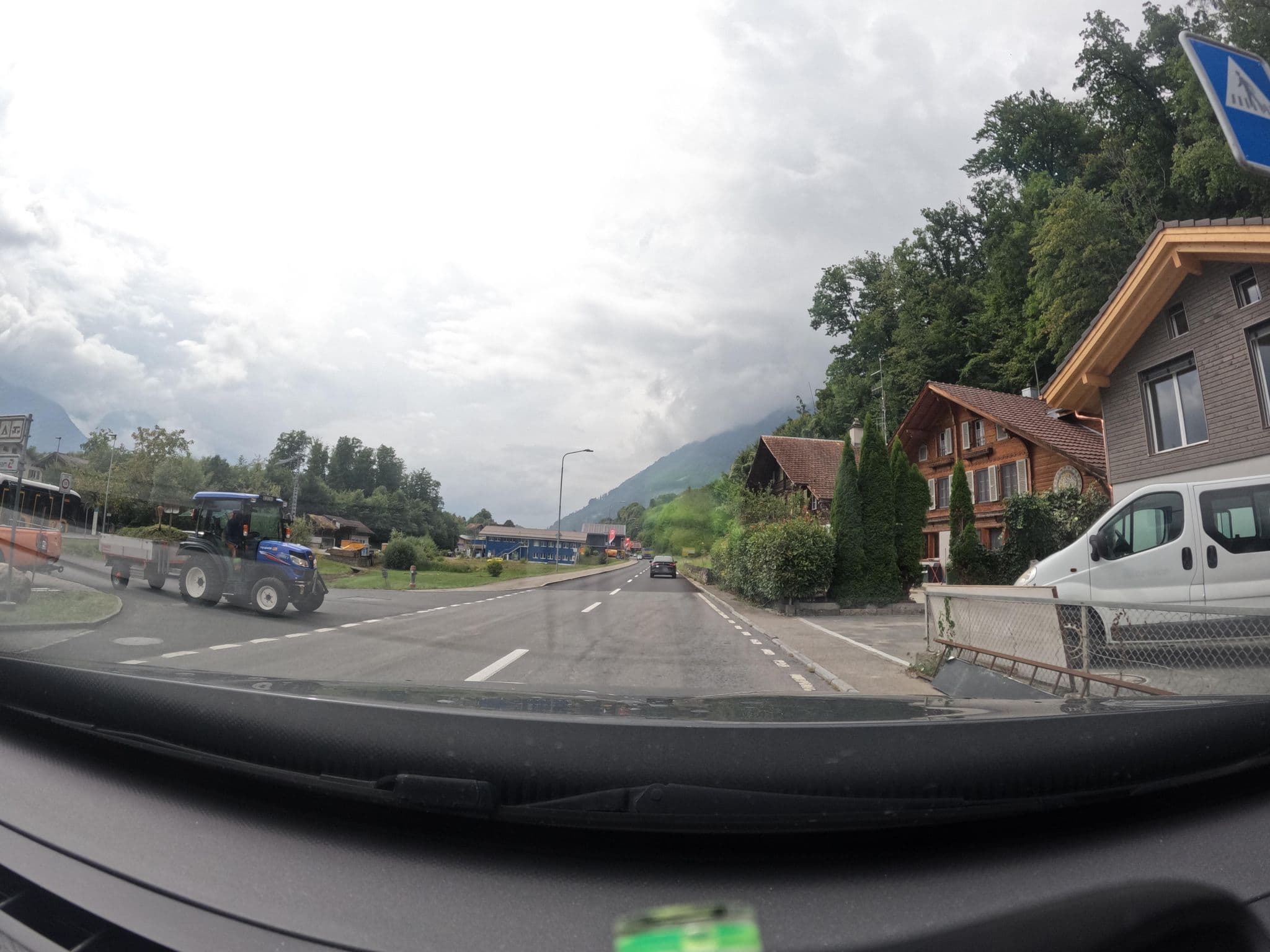 Street view near Lakeview Family Apartment, Ringgenberg — © vinisa (CC BY-SA · Mapillary)