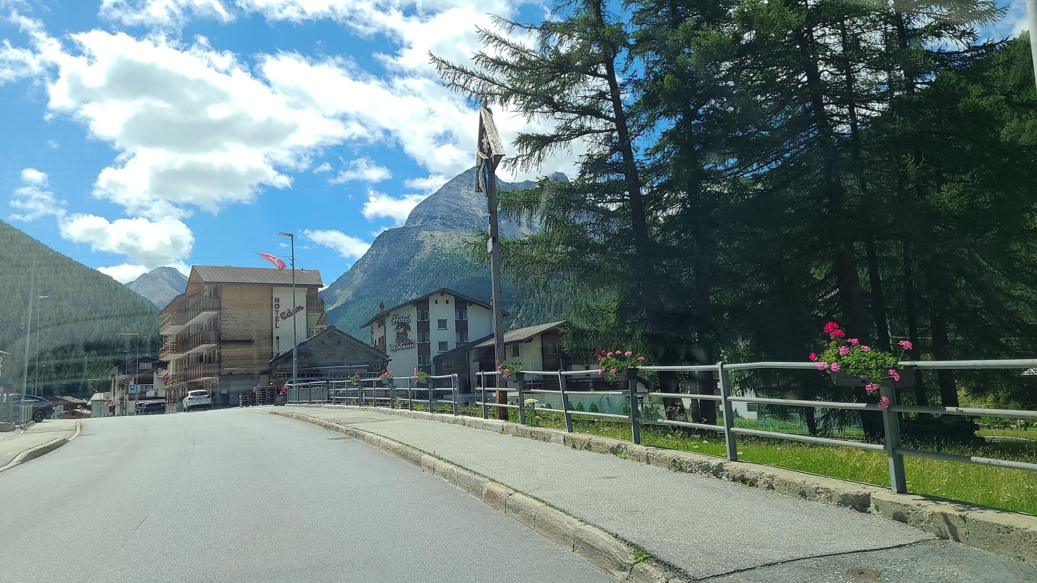 Street view near Saaserheim, Saas-Grund — © chrisbeddow (CC BY-SA · Mapillary)