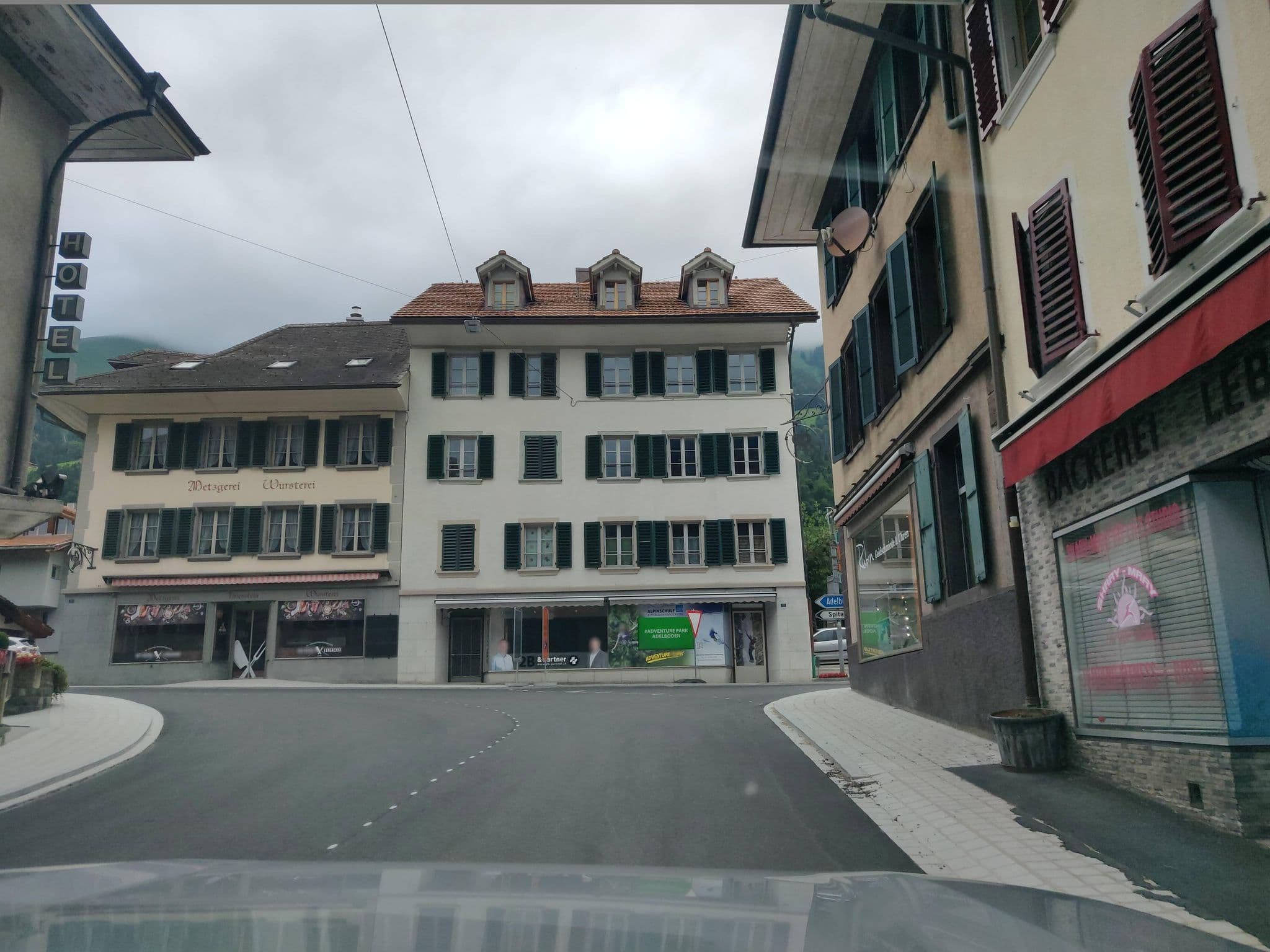 Street view near Hotel-Restaurant Hirschen, Frutigen — © Yha1 (CC BY-SA · Mapillary)