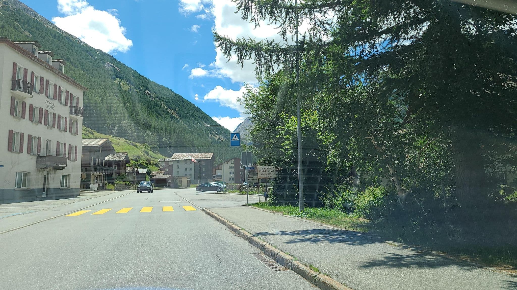 Street view near Hotel Dom, Saas-Grund — © chrisbeddow (CC BY-SA · Mapillary)
