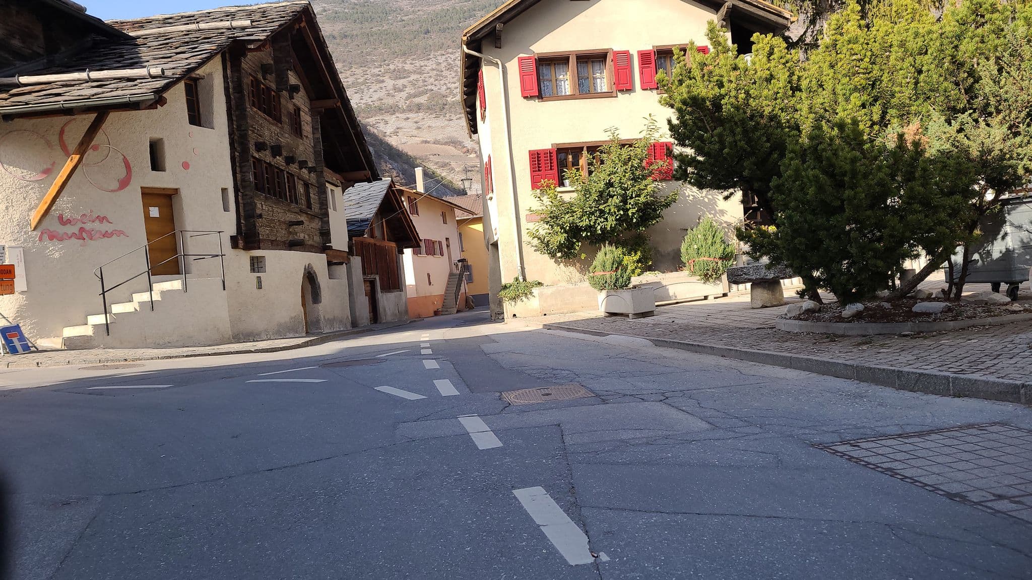 Street view near Hotel- Restaurant Vinum, Salgesch — © keigan (CC BY-SA · Mapillary)