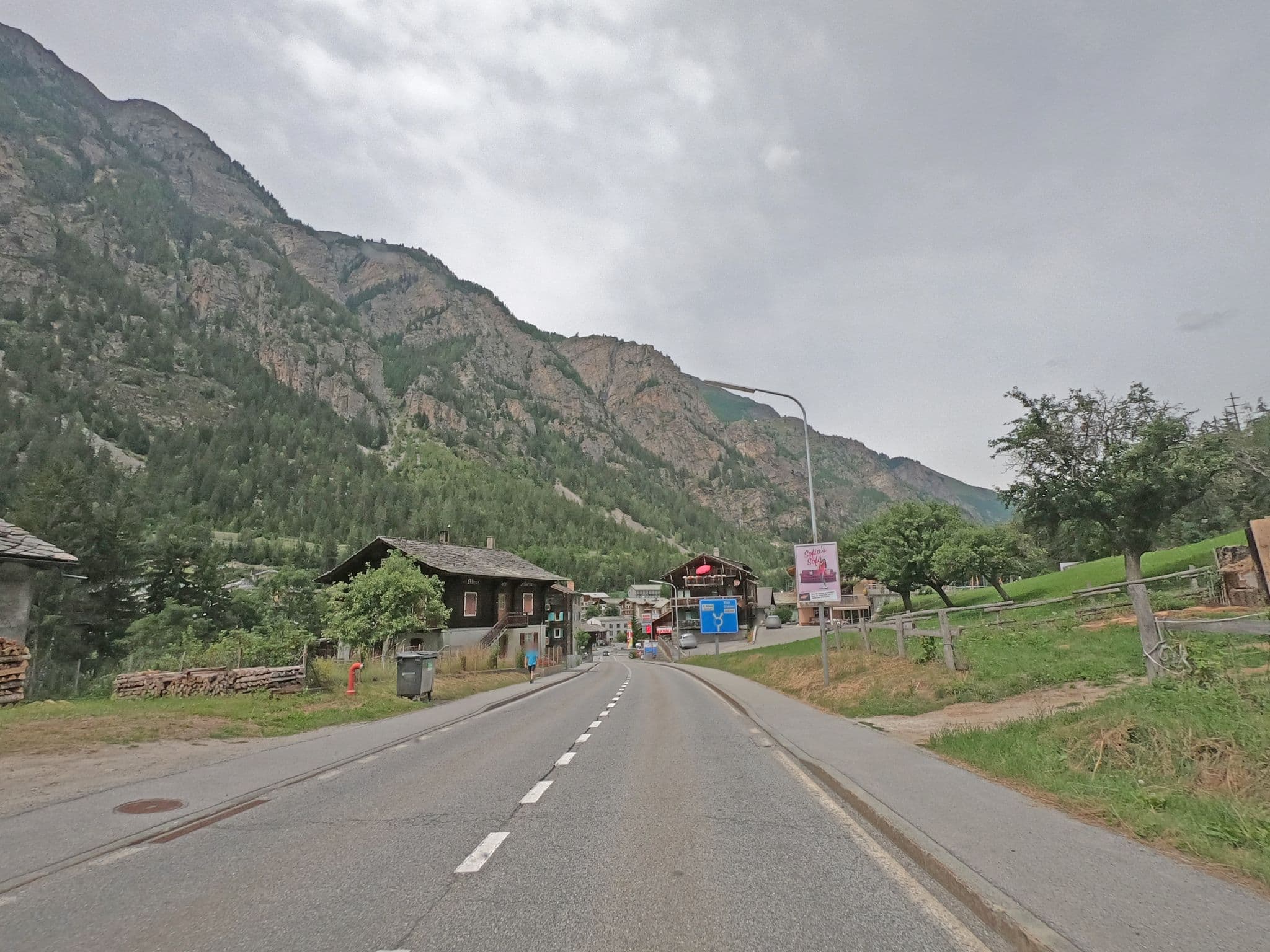 Street view near Hotel Montana, Sankt Niklaus — © canadarunner (CC BY-SA · Mapillary)