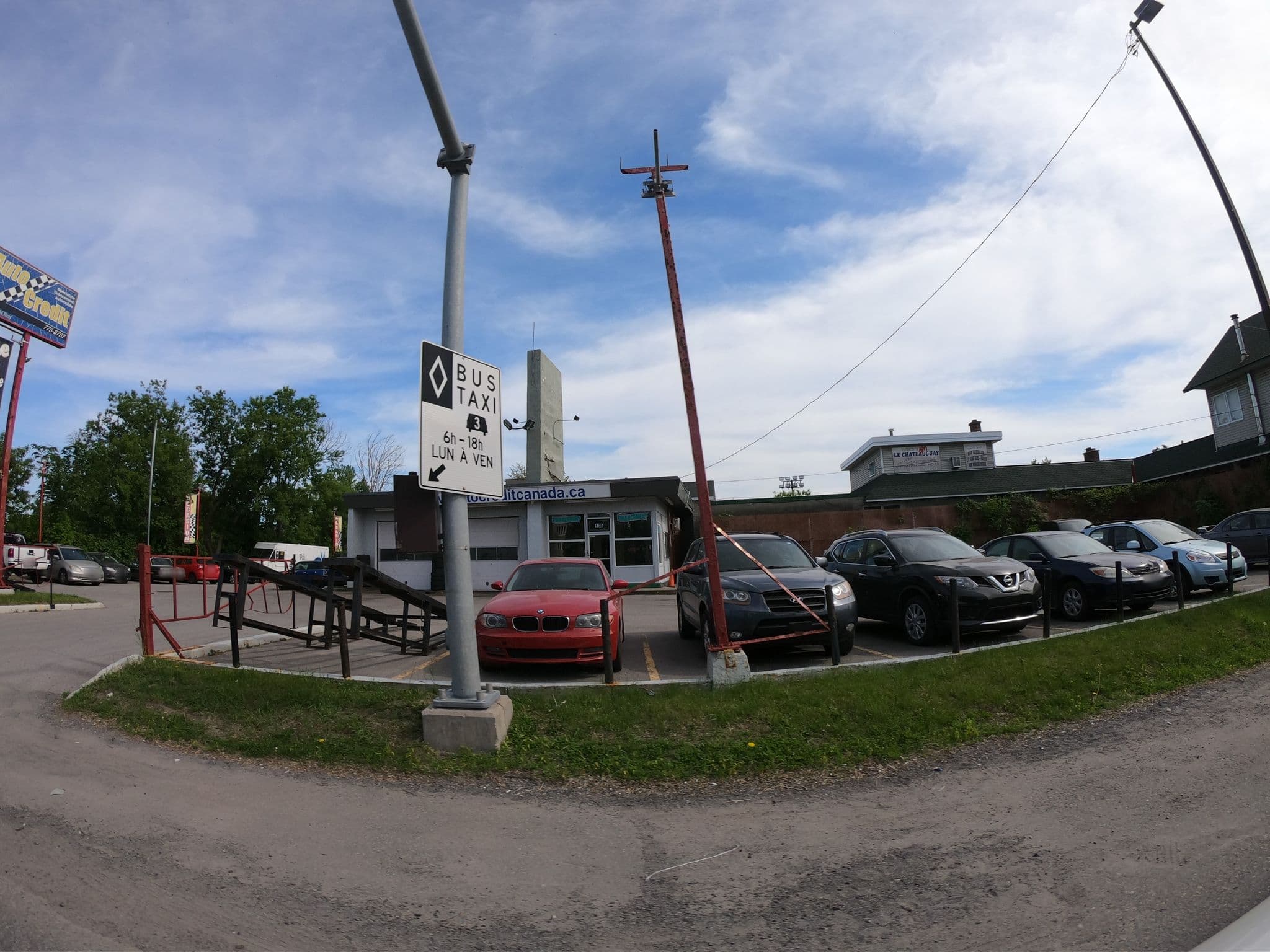 Street view near Motel Le Châteauguay, Hintonburg — © zzptichka (CC BY-SA · Mapillary)