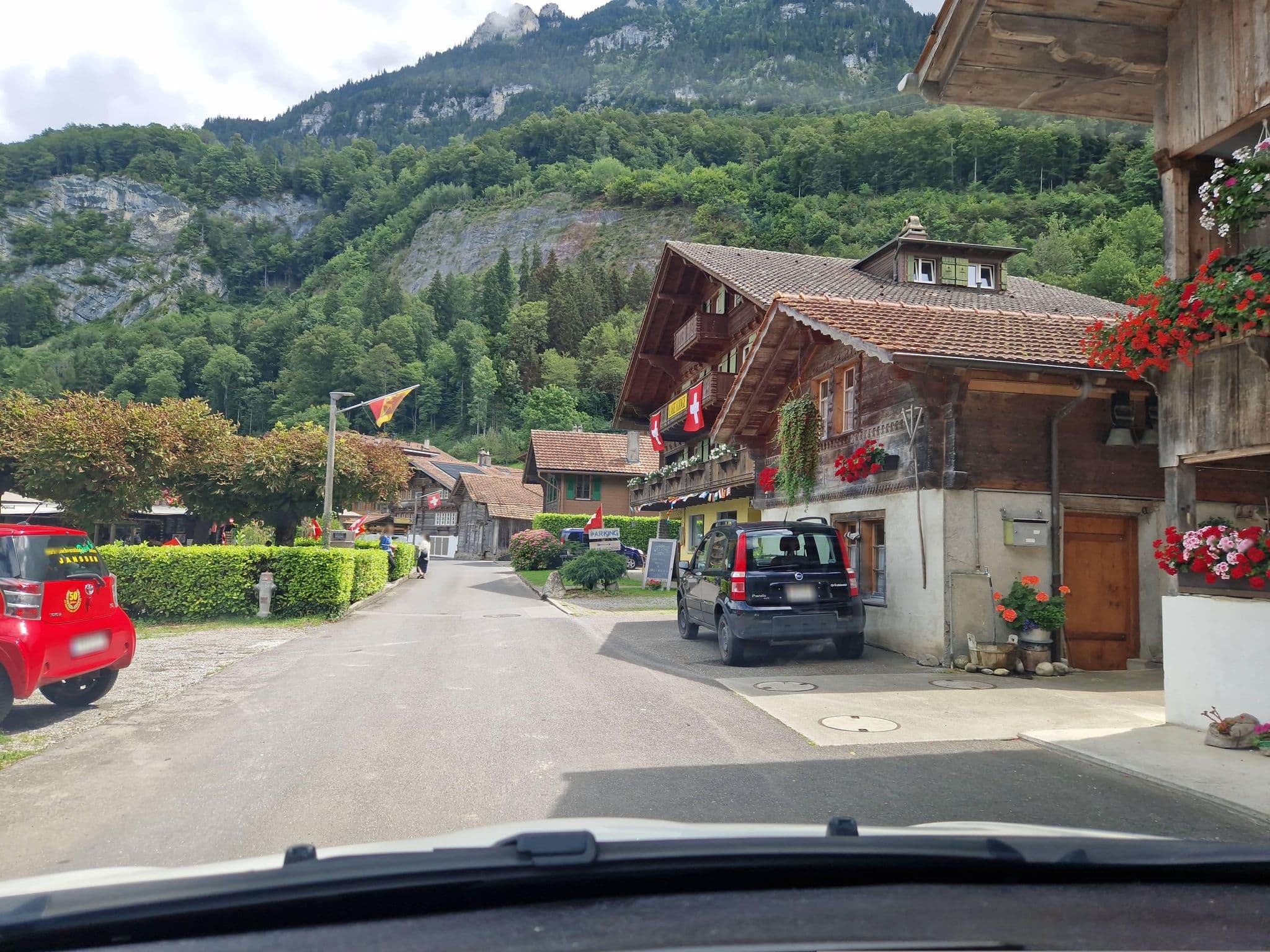 Street view near LakeLodge, Ringgenberg — © chrisbeddow (CC BY-SA · Mapillary)