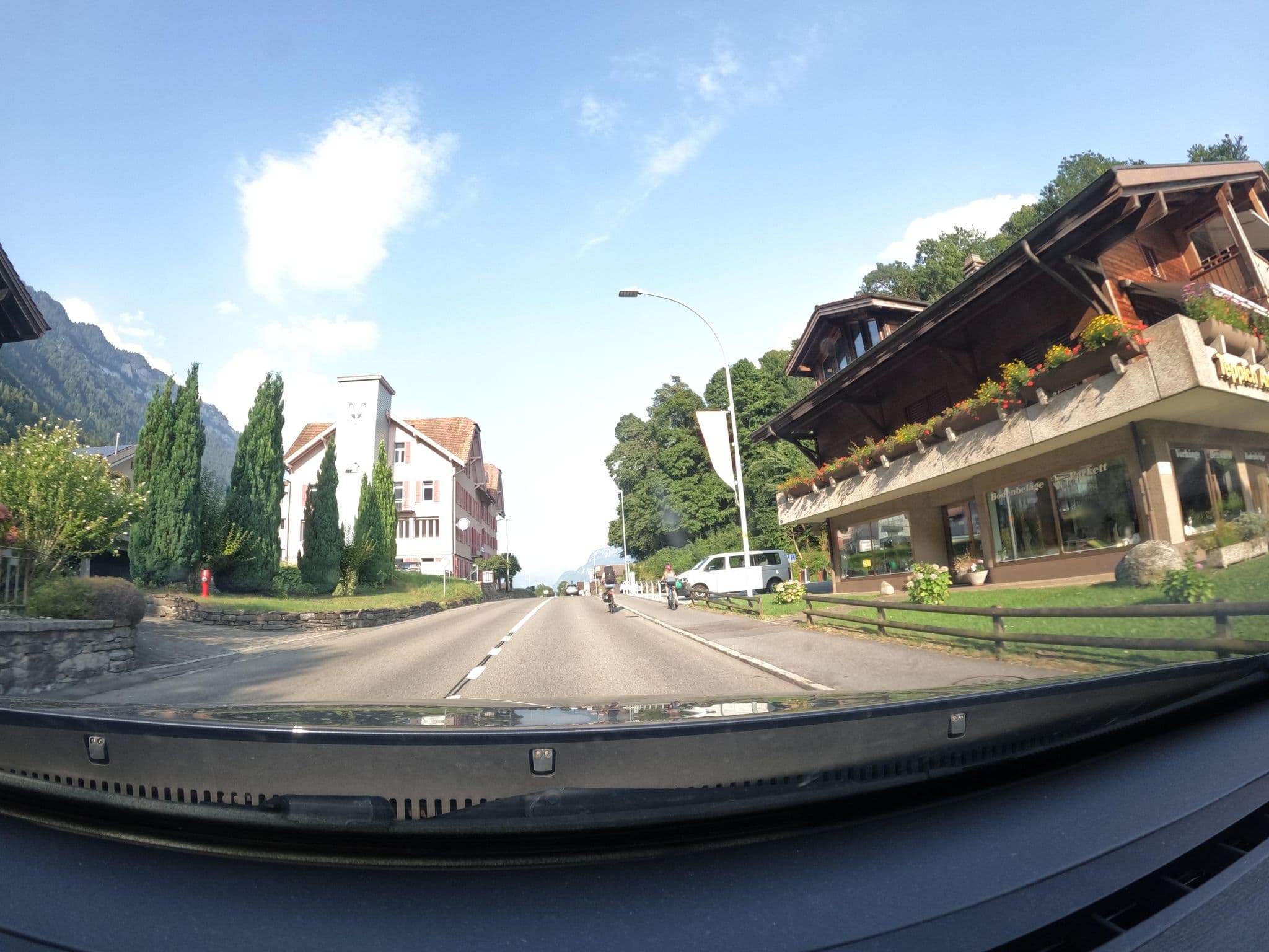 Street view near Parkhotel, Ringgenberg — © vinisa (CC BY-SA · Mapillary)