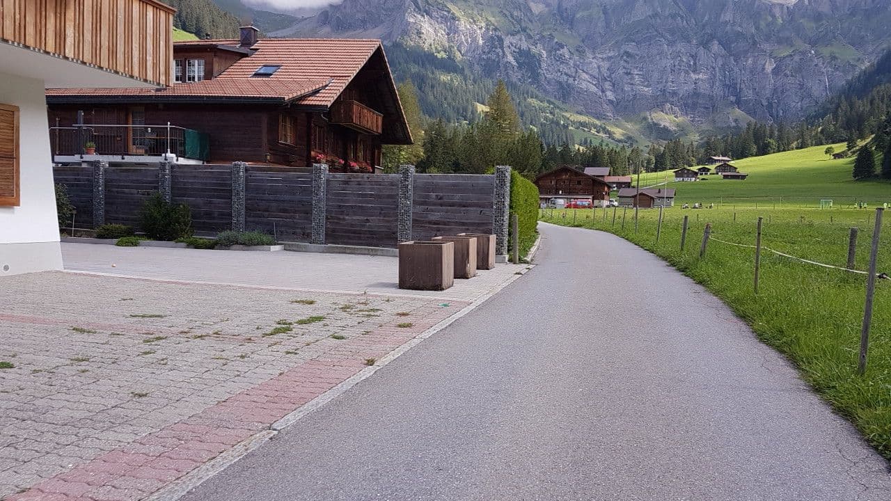 Street view near Strohadel - Schlafen im Stroh, Adelboden — © trac71 (CC BY-SA · Mapillary)
