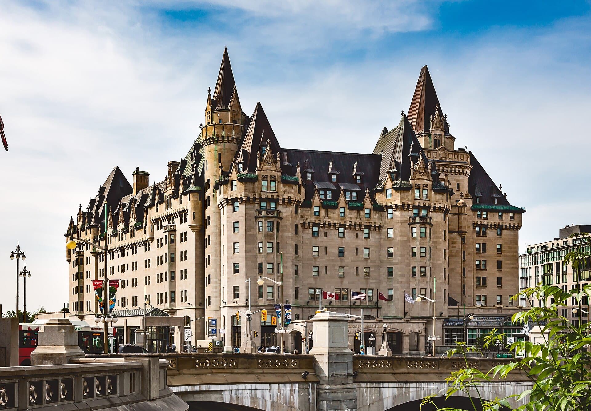 Fairmont Château Laurier (via Wikimedia Commons, CC BY 2.0)