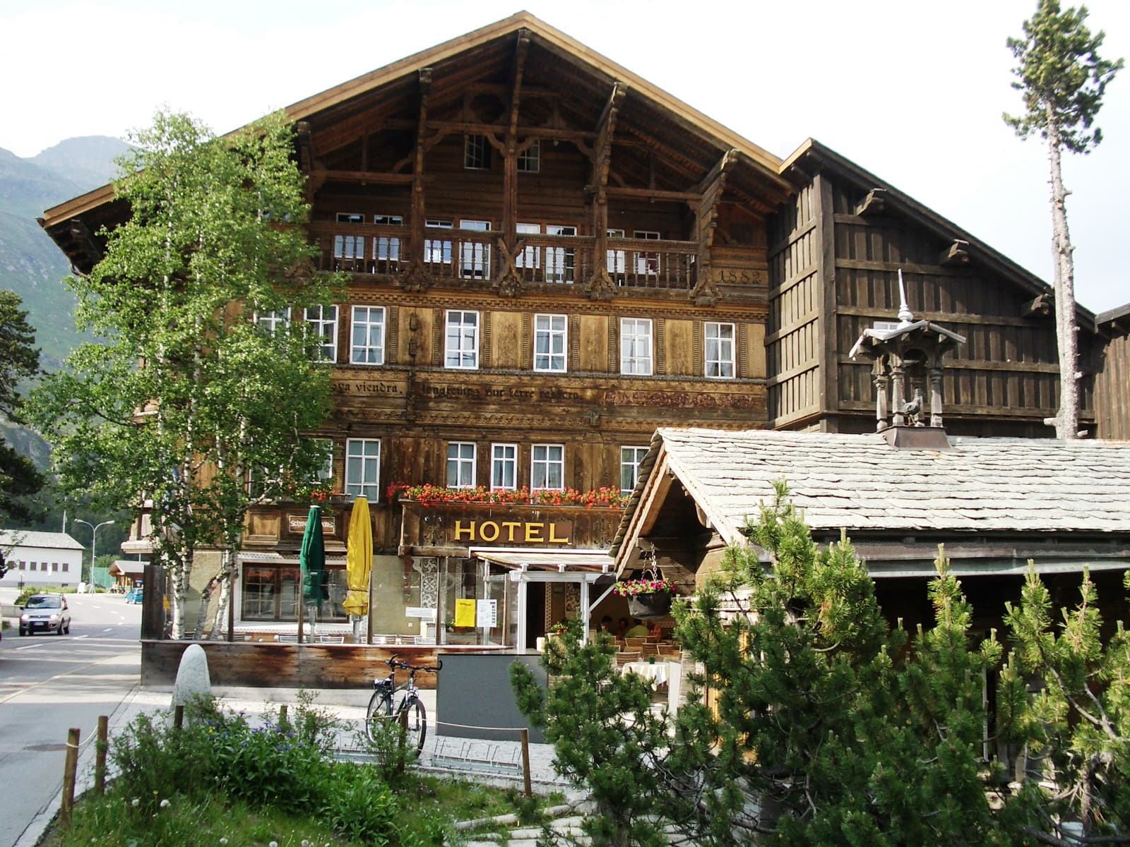 Hotel Schweizerhaus Maloja (via Wikimedia Commons, CC BY-SA 4.0)