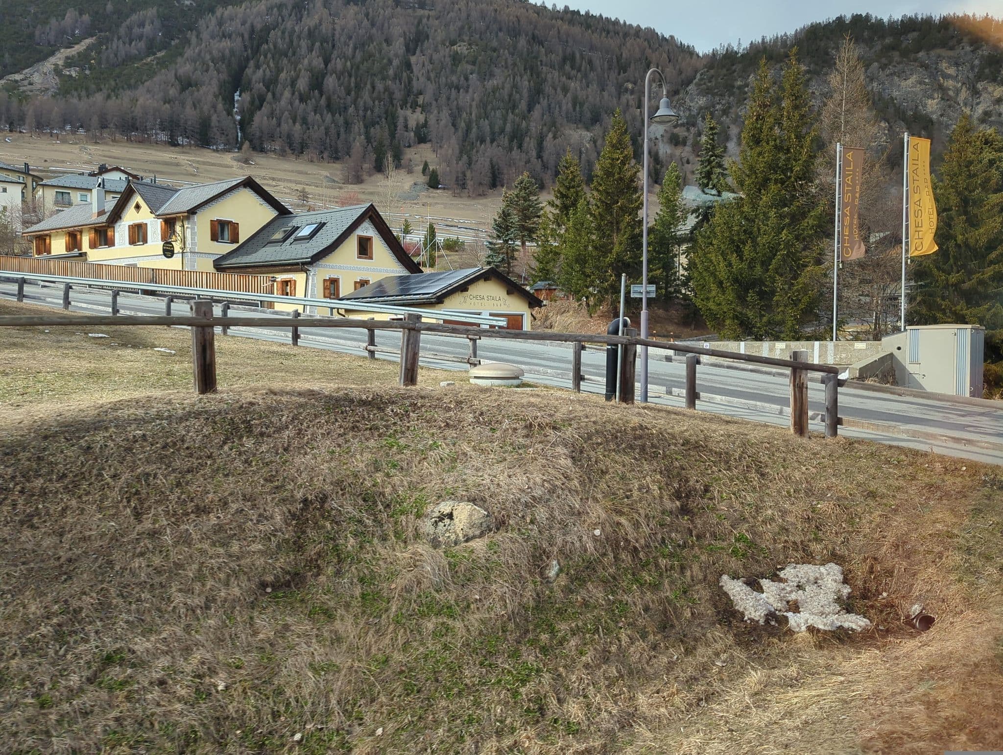 Street view near Chesa Schalom, Zuoz — © oeschinen (CC BY-SA · Mapillary)